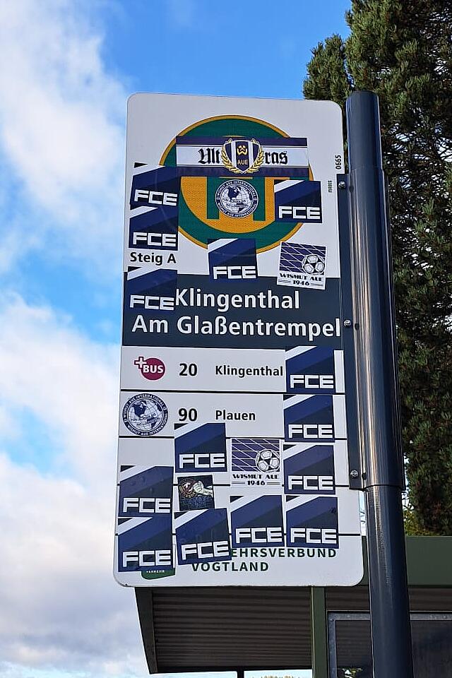 Haltestellenbeschilderung zugeklebt