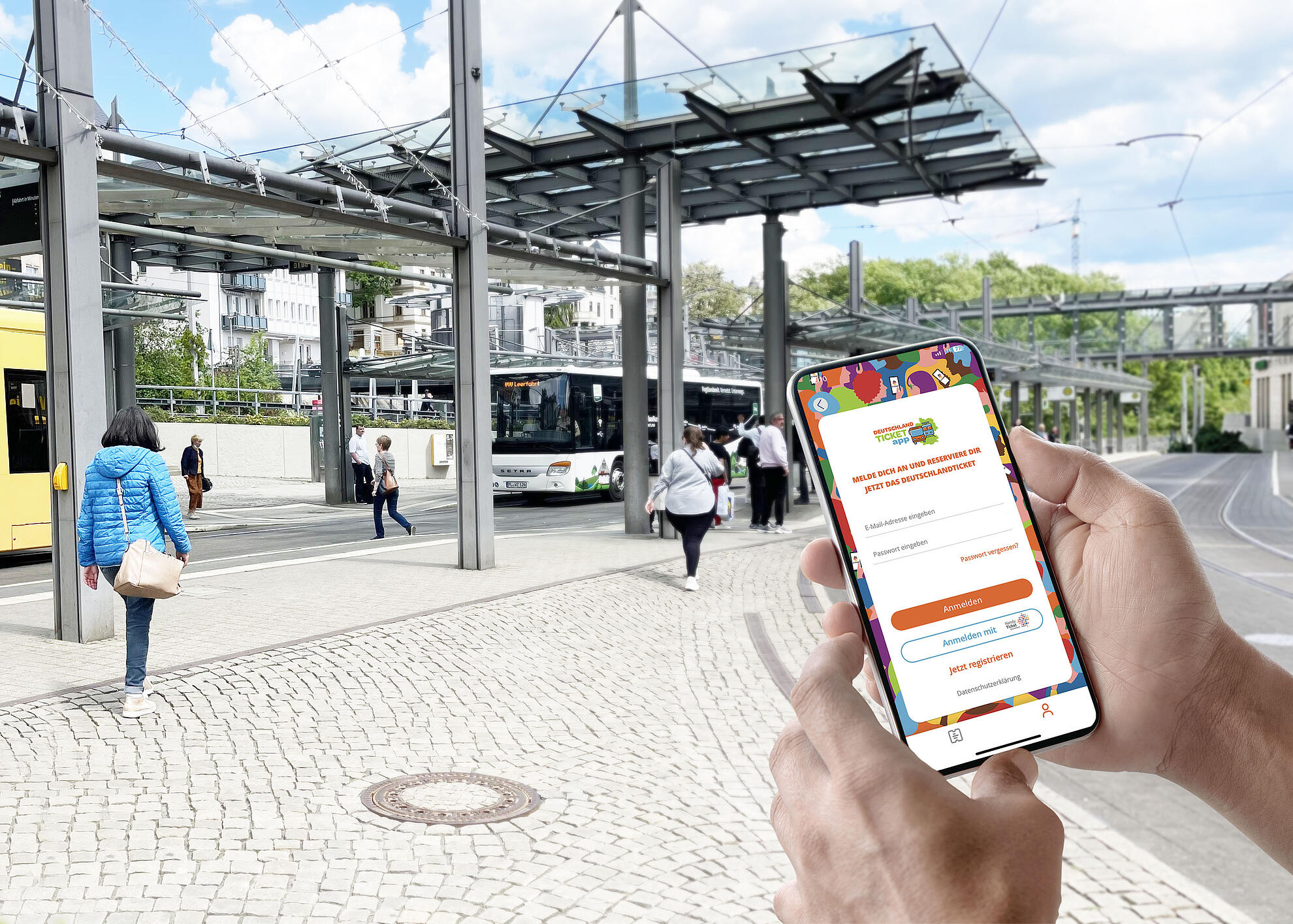 Blick auf ein Smartphone mit der DeutschlandTicket-App