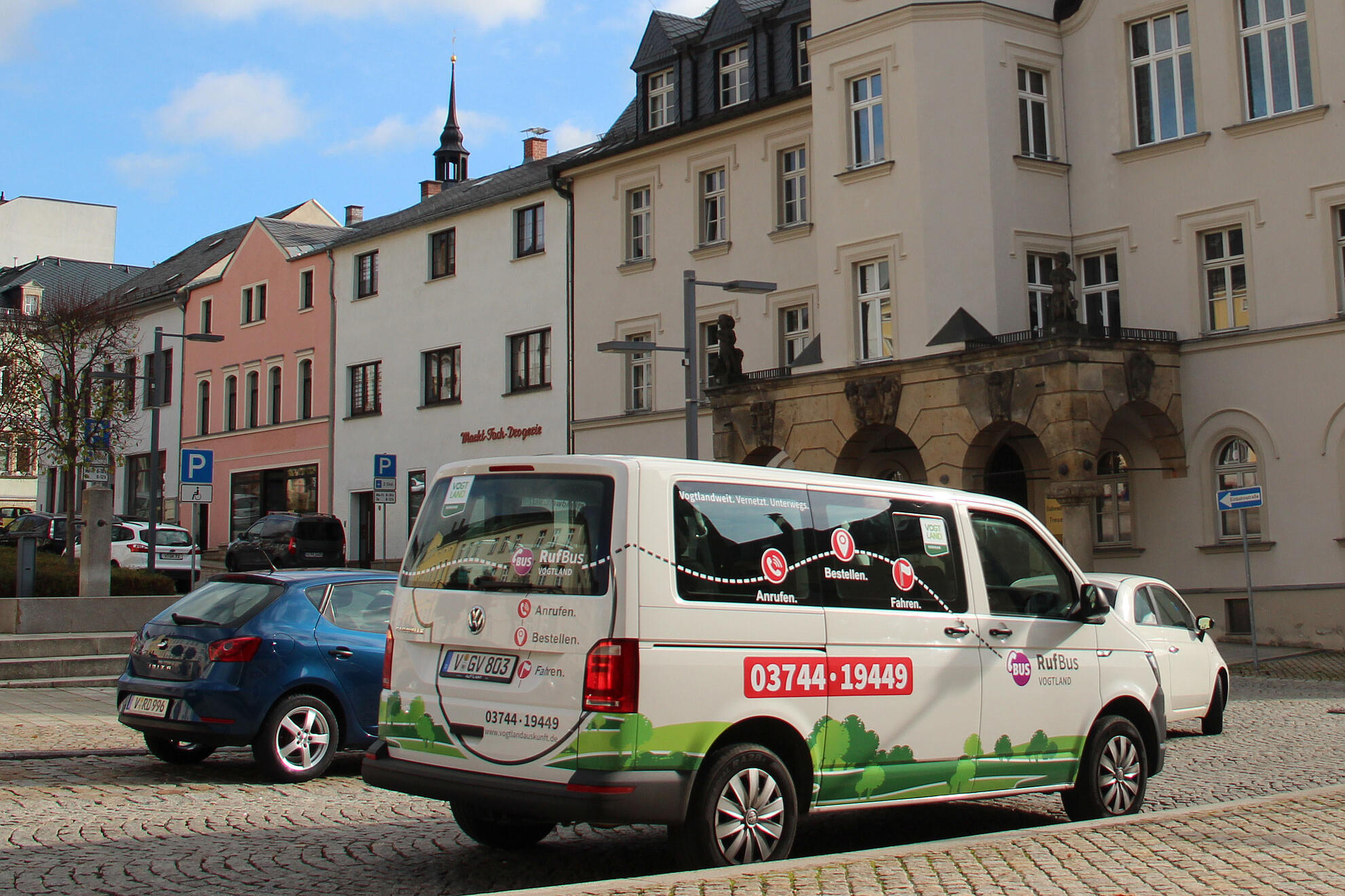 Rufbus vor dem Rathaus Treuen