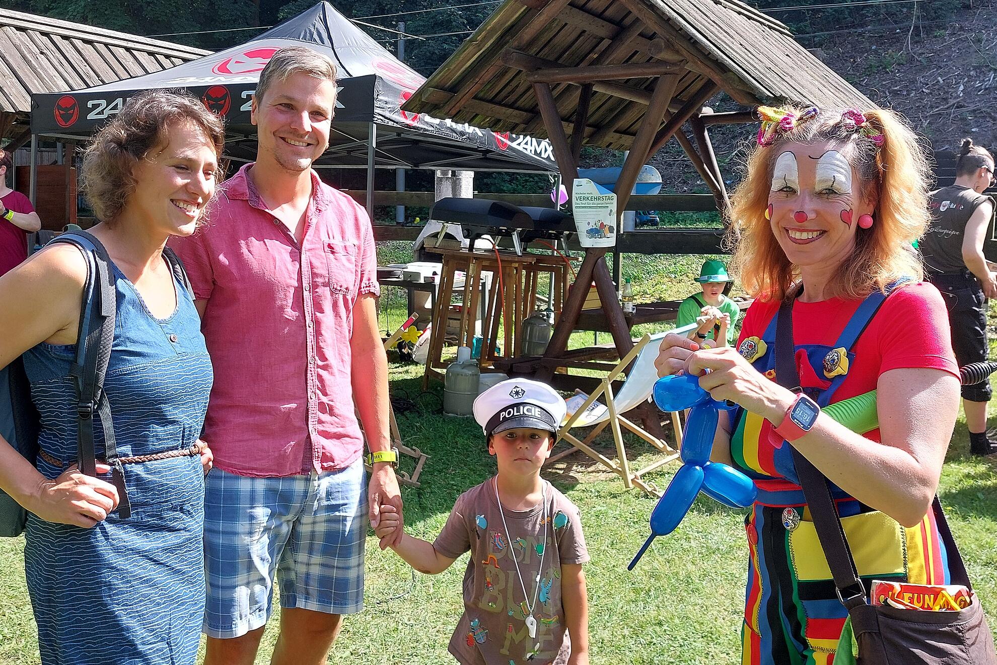 Clown Carlotta beim Luftballon modellieren