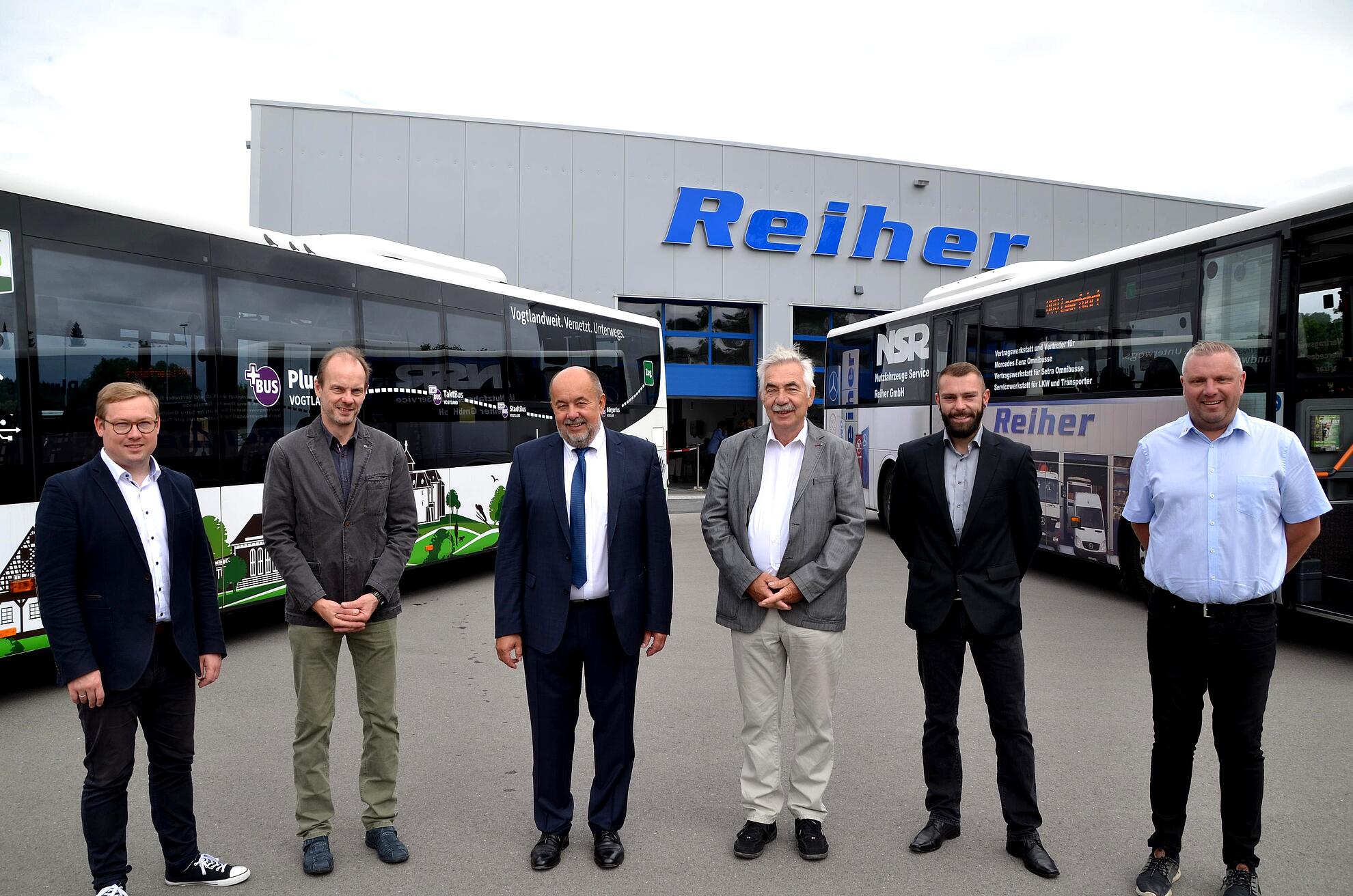 Im Bild von links: Sebastian Eßbach (Abteilungsleiter Verkehrsplanung, Verkehrsverbund Vogtland), VGV-Prokurist Stefan Weller, NSR-Geschäftsführer Gunter Reiher, VGV-Gesellschafter Joachim Steinhäuser, NSR-Niederlassungsleiter Tobias Frank und VGV-Betriebsleiter Enrico Bartsch. Foto: Verkehrsverbund Vogtland