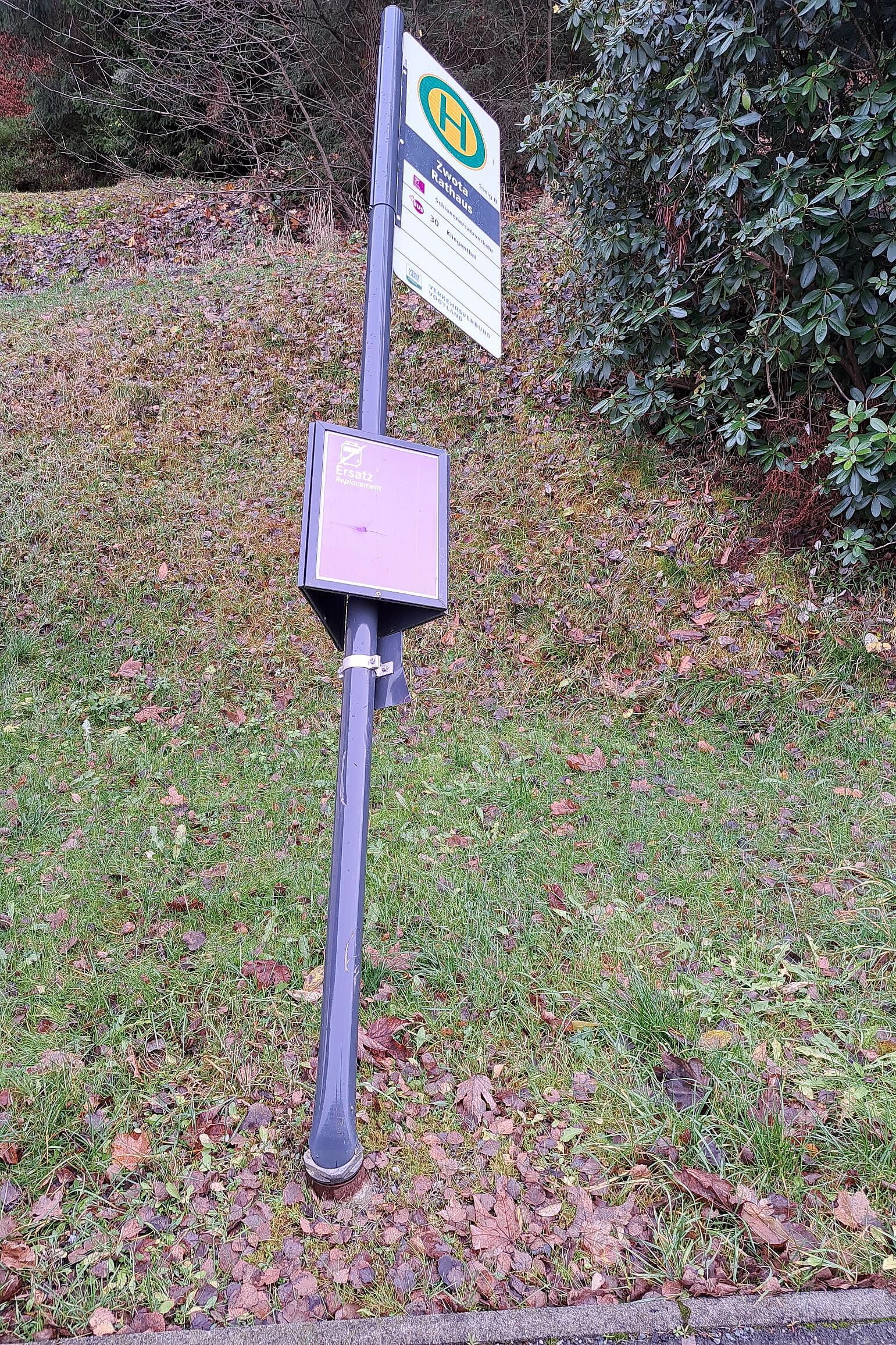 Haltestelle Zwota Rathaus Mast abgeknickt