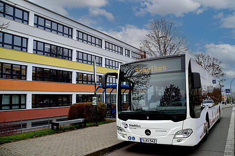 SchulBus hält vor einer Schule
