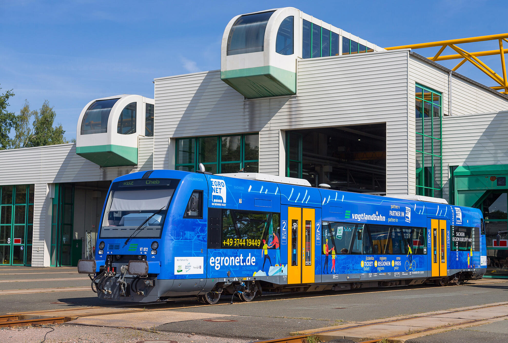 Außenansicht des kernsanierten RegioShuttle der vogtlandbahn