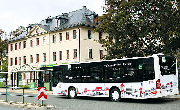 PlusBus steht vor der Haltestelle Gartenhaus
