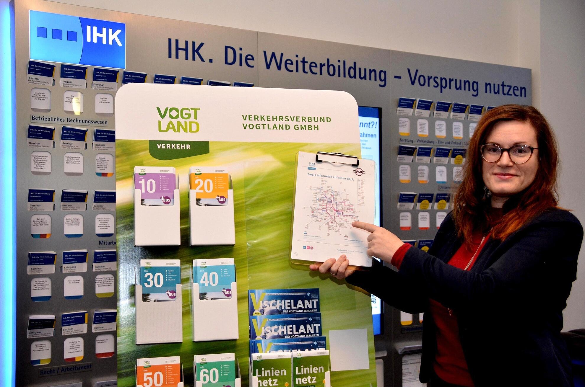 Sina Krieger empfängt den neuen Aufsteller © Verkehrsverbund Vogtland 