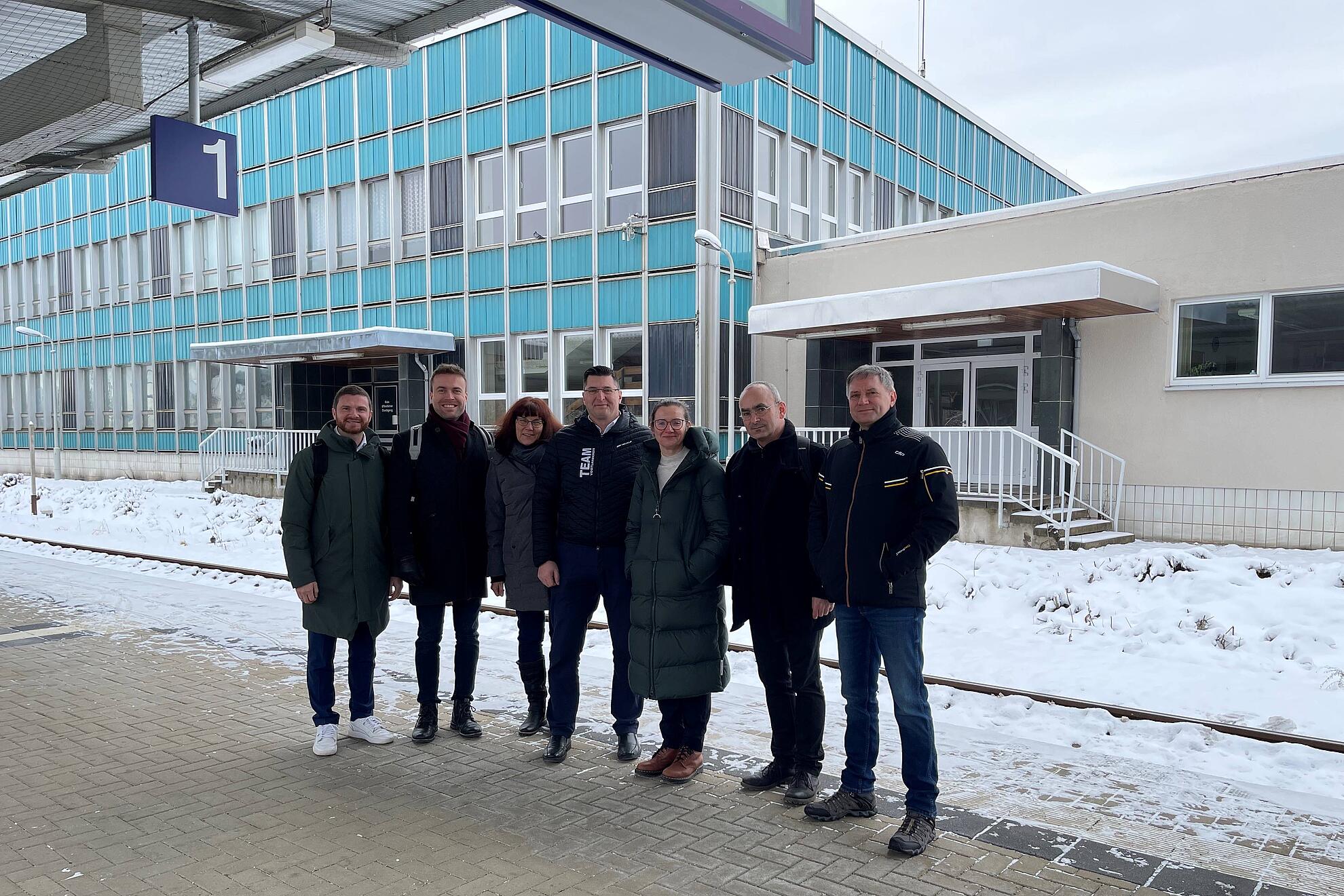 Die Bahnhöfe im Vogtlandnetz sollen gestärkt werden. Im Bild von links: Oleg Klassen (DB Station & Service AG, Referent Vertrieb Mobility), Danny Berger (DB Station & Service AG, Leiter Vertrieb Mobility), Ute Stuhr (DB Station & Service AG, Bahnhofsmanagement Chemnitz), Landrat Thomas Hennig (Vorsitzender ZVV), Cornelia Kadatz (DB Station & Service AG, Leiterin Regionalbereich Südost), Uwe Möckel (Leiter Verkehrsplanung Verkehrsverbund Vogtland) und Michael Barth (Geschäftsführer ZVV)