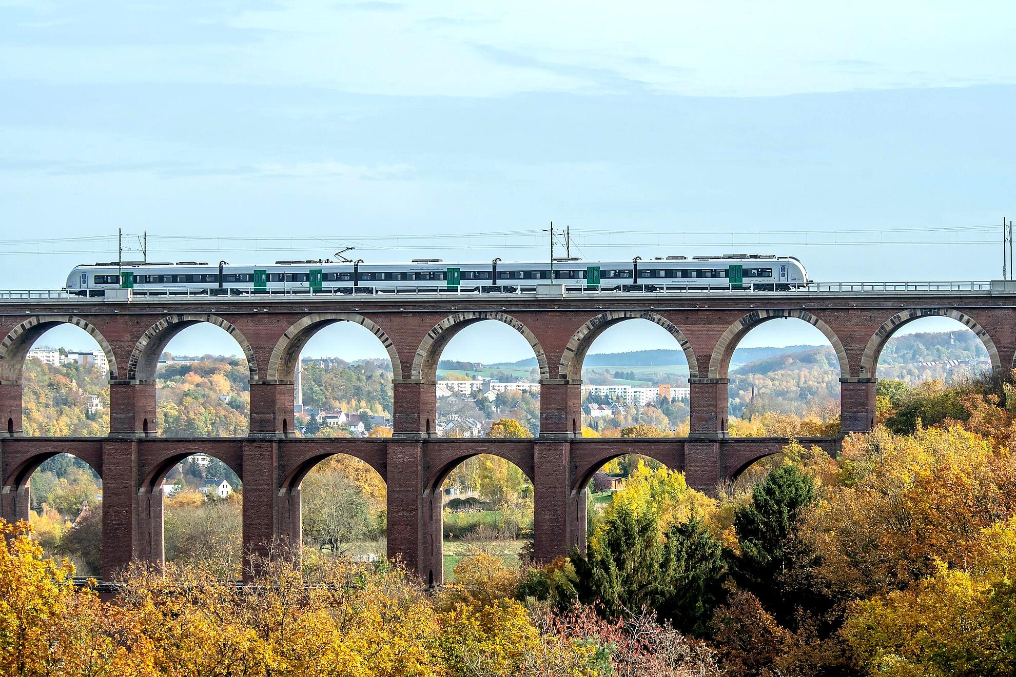 MRB fährt über die Göltzschtalbrücke