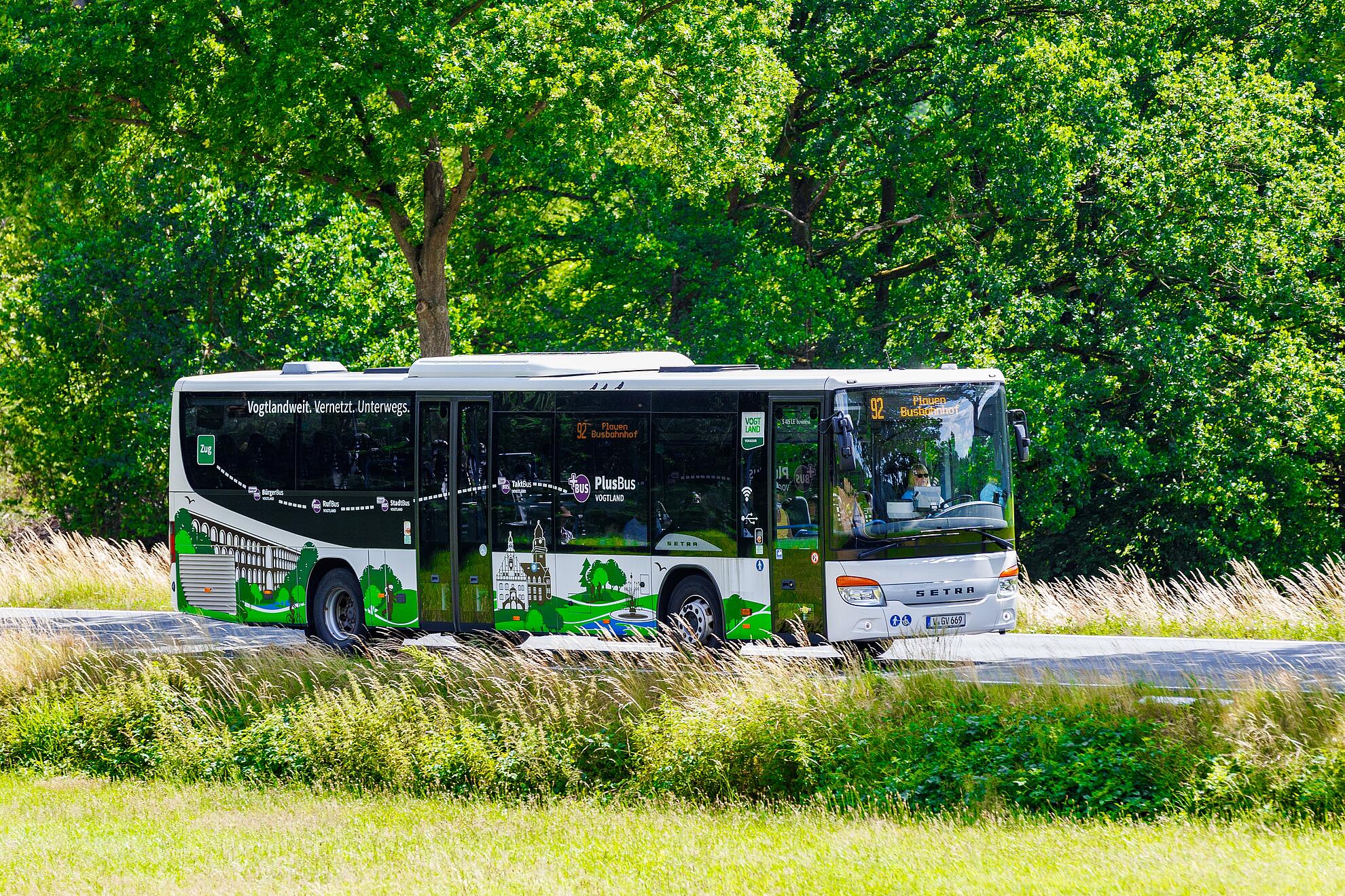 Linie 92 fährt durch die Wälder