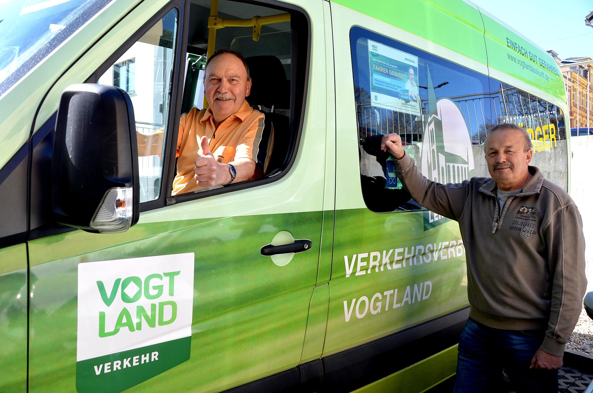 Die ehrenamtliche Mannschaft von Bürgerbus-Teamleiter Wolfgang Wunderlich (rechts) freut sich über weiteren Zuwachs. Dieter Zickmantel aus Ellefeld sitzt am Steuer.