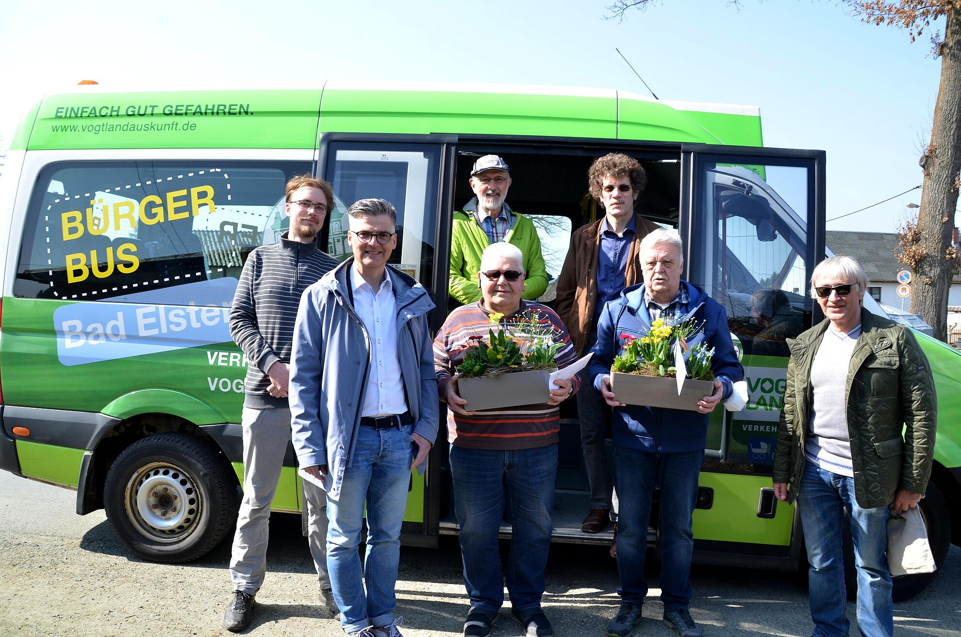 BürgerBus-Projektleiter des ZVV Leif Irmscher (links) und Bürgermeister Olaf Schlott (2. von links) als Vorstandsvorsitzender der BürgerBus-Vereins haben Dieter Heyne (vorn, 3. von links) und Joachim Windecker (2. von rechts) aus dem Kreis der Fahrerkollegen verabschiedet.