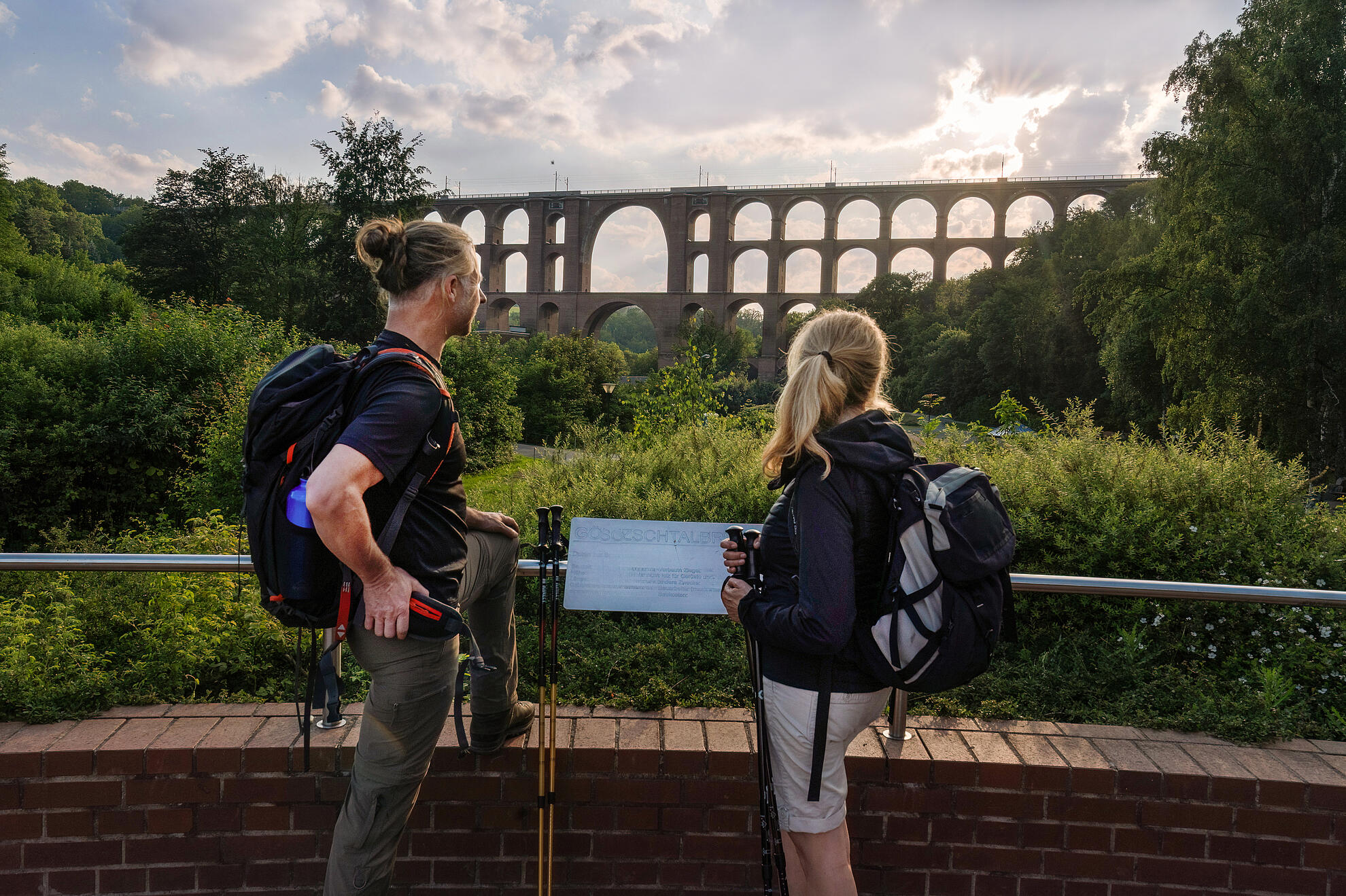 Zwei Wanderer blicken auf die Göltzschtalbrücke