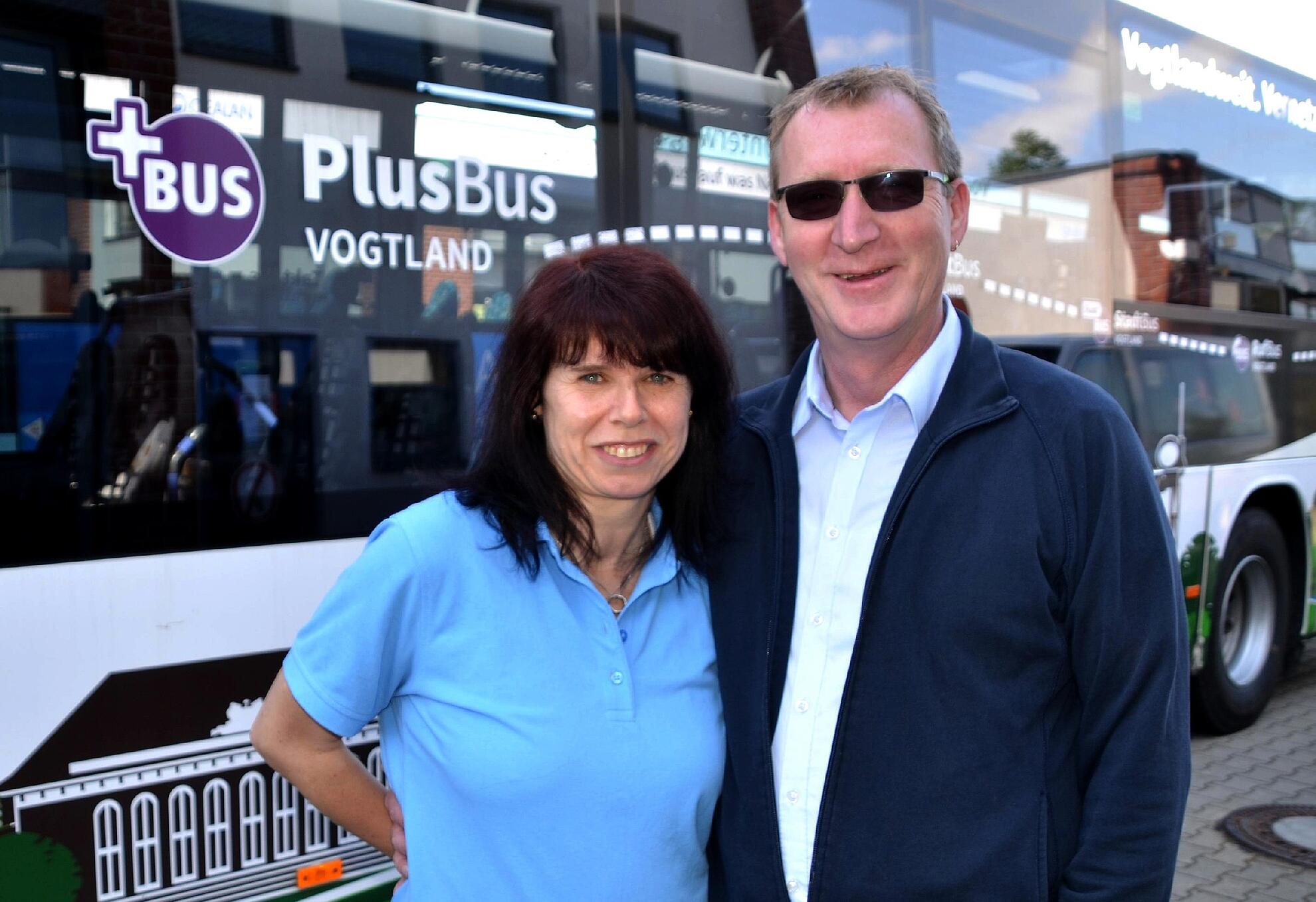 Mit Leib und Seele Busfahrer: Silke Schumann und Olaf Hässelbarth. Foto: Verkehrsverbund Vogtland