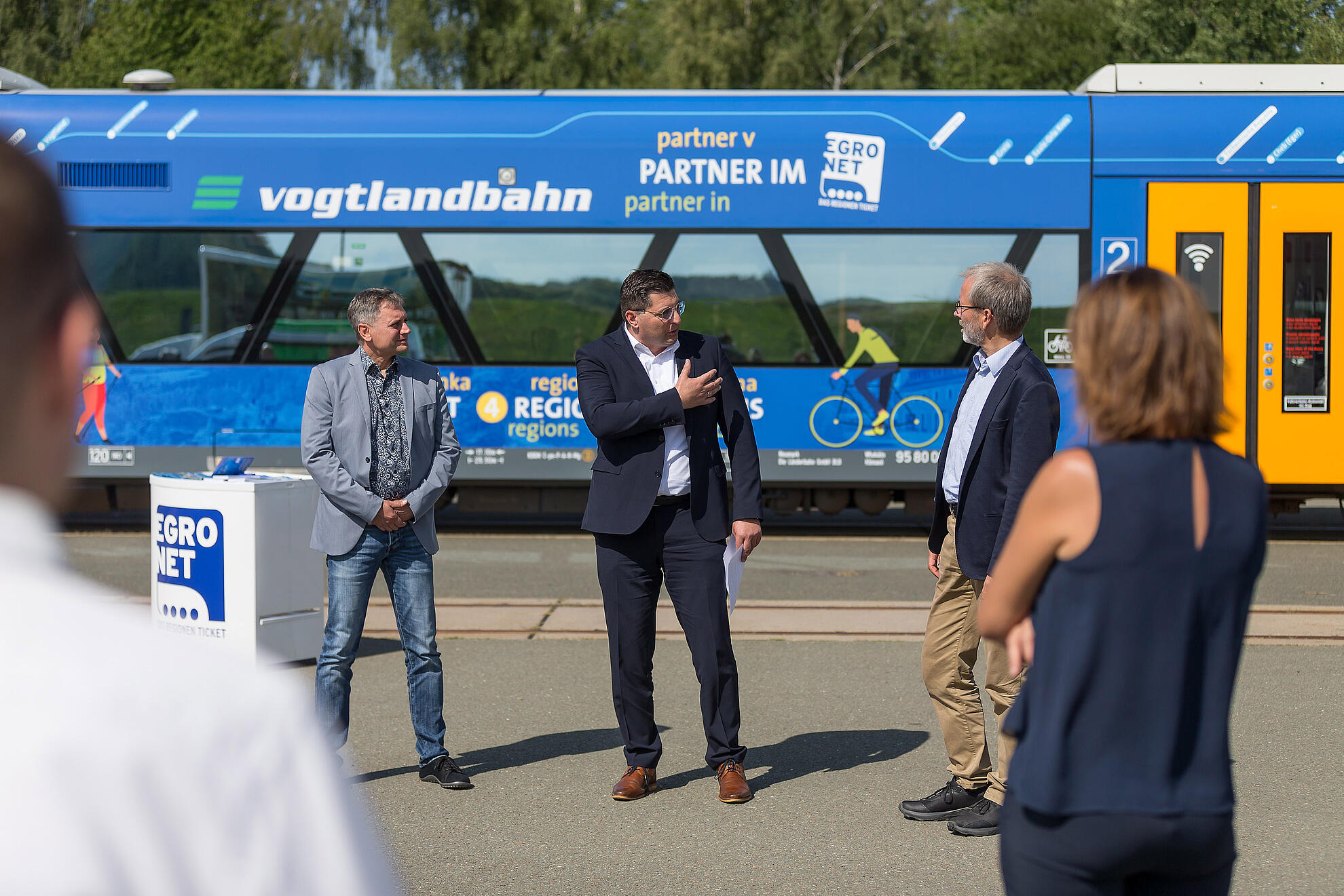 EgroNet-Geschäftsführer Michael Barth, Landrat des Vogtlandkreises Thomas Hennig und Länderbahn-Geschäftsführer Wolfgang Pollety (v. l. n. r.) präsentierten gemeinsam die Fahrzeuge im neuen Layout auf dem Betriebshof der vogtlandbahn.