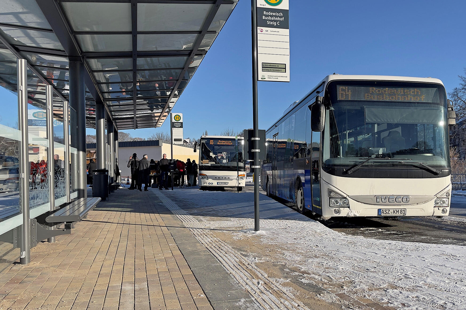 Erste Busse fahren den Rodewischer Busbahnhof nach der Kernsanierung an.