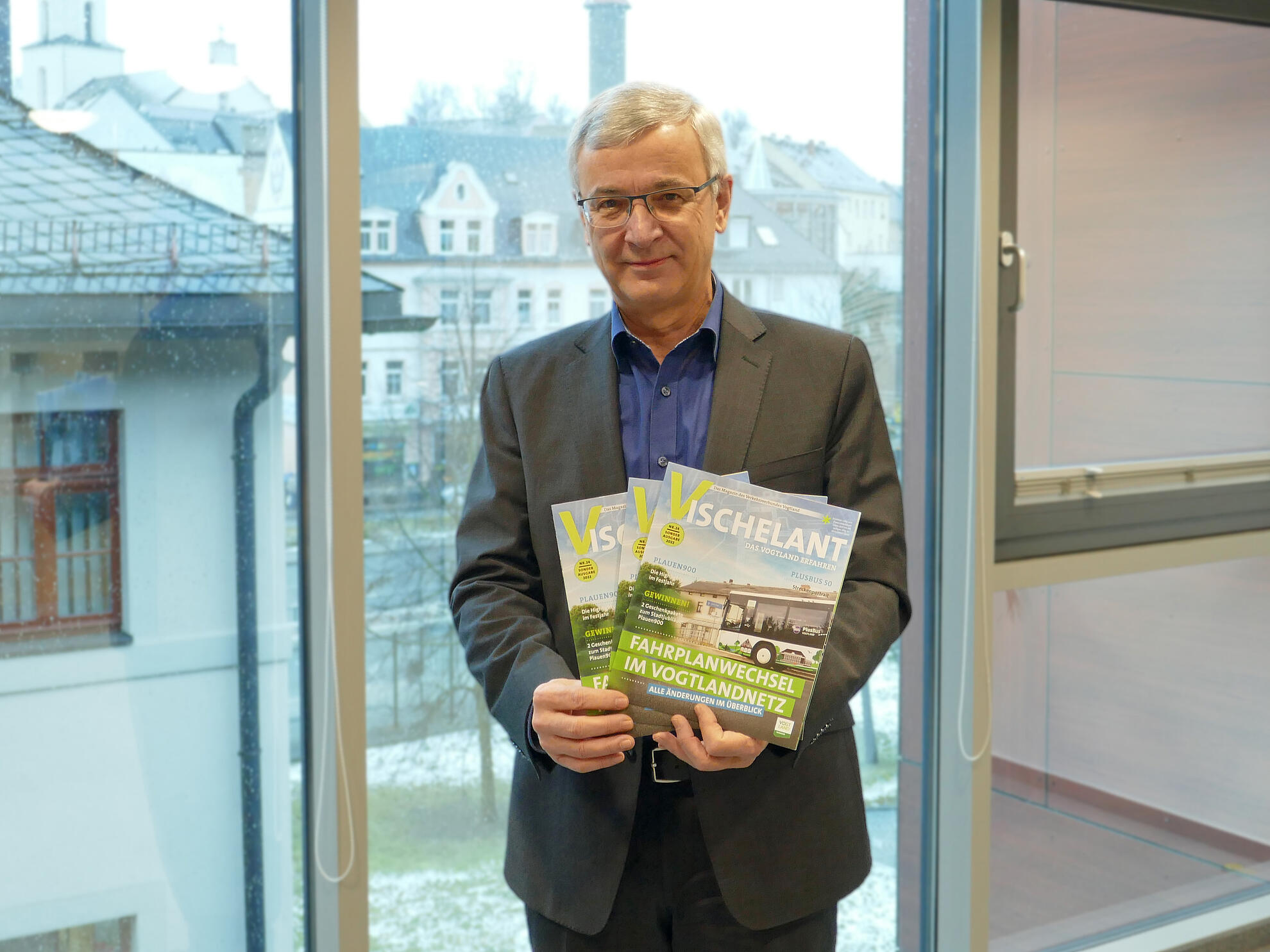 Verbandsvorsitzender des Zweckverbandes ÖPNV Vogtland (ZVV) Rolf Keil präsentiert die neue VISCHELANT.