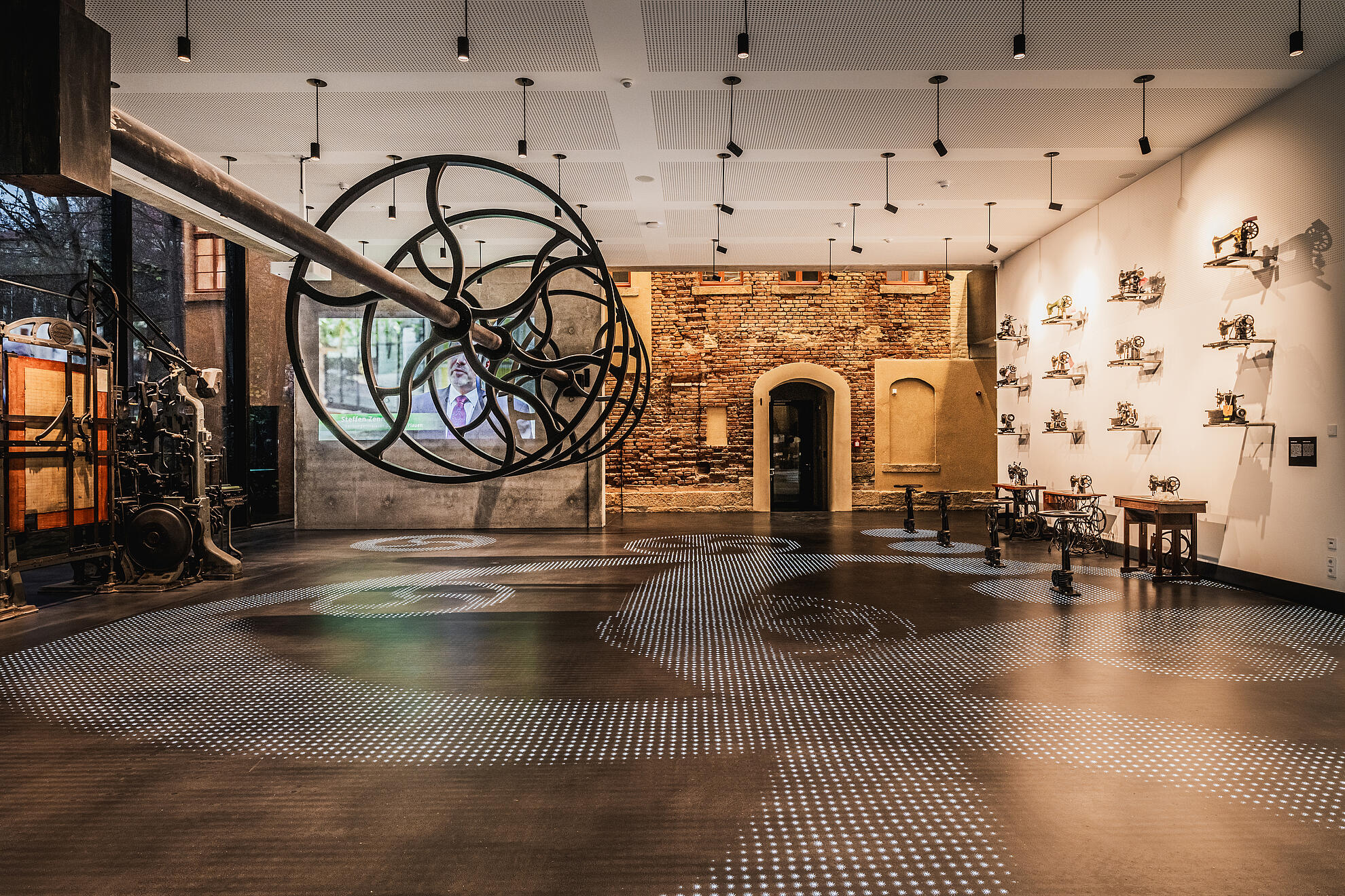 Blick in die Fabrik der Fäden Foto: Chris Gonz