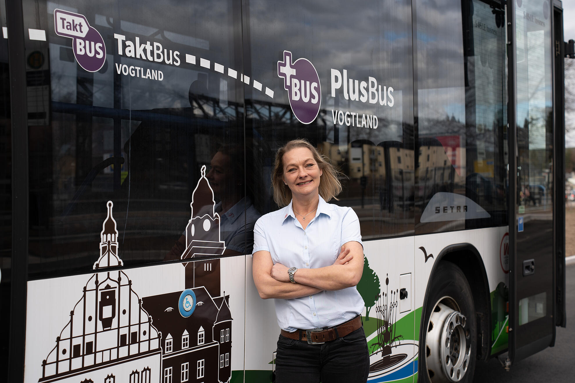 Busfahrerin Yvonne Klemm vor einem PlusBus