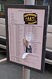 Haltestelle in Oelsnitz: Faustschlag durchs Schild