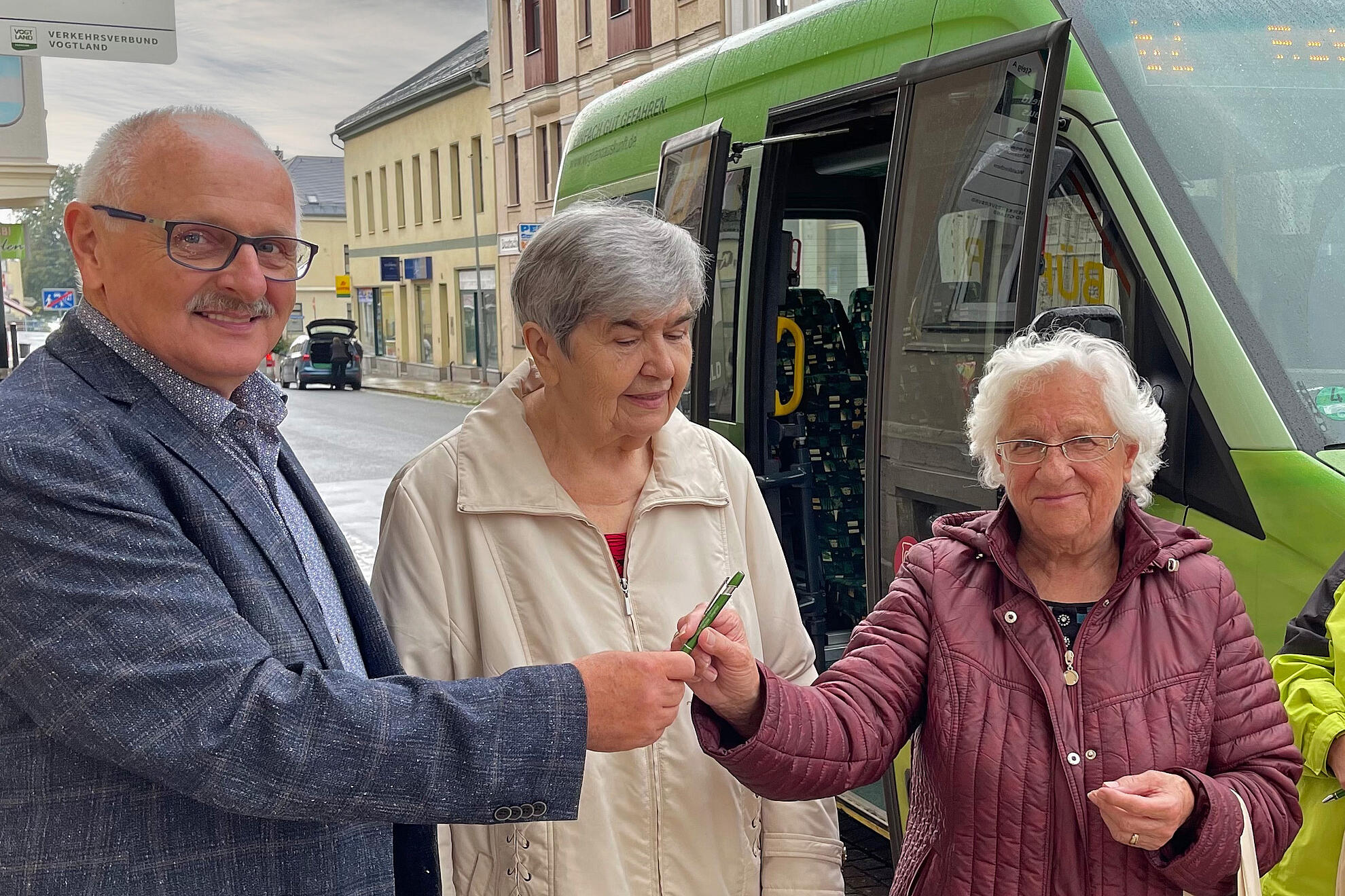 Lengenfelder Stadtoberhaupt Volker Bachmann übergibt Fahrgästen erste Kugelschreiber