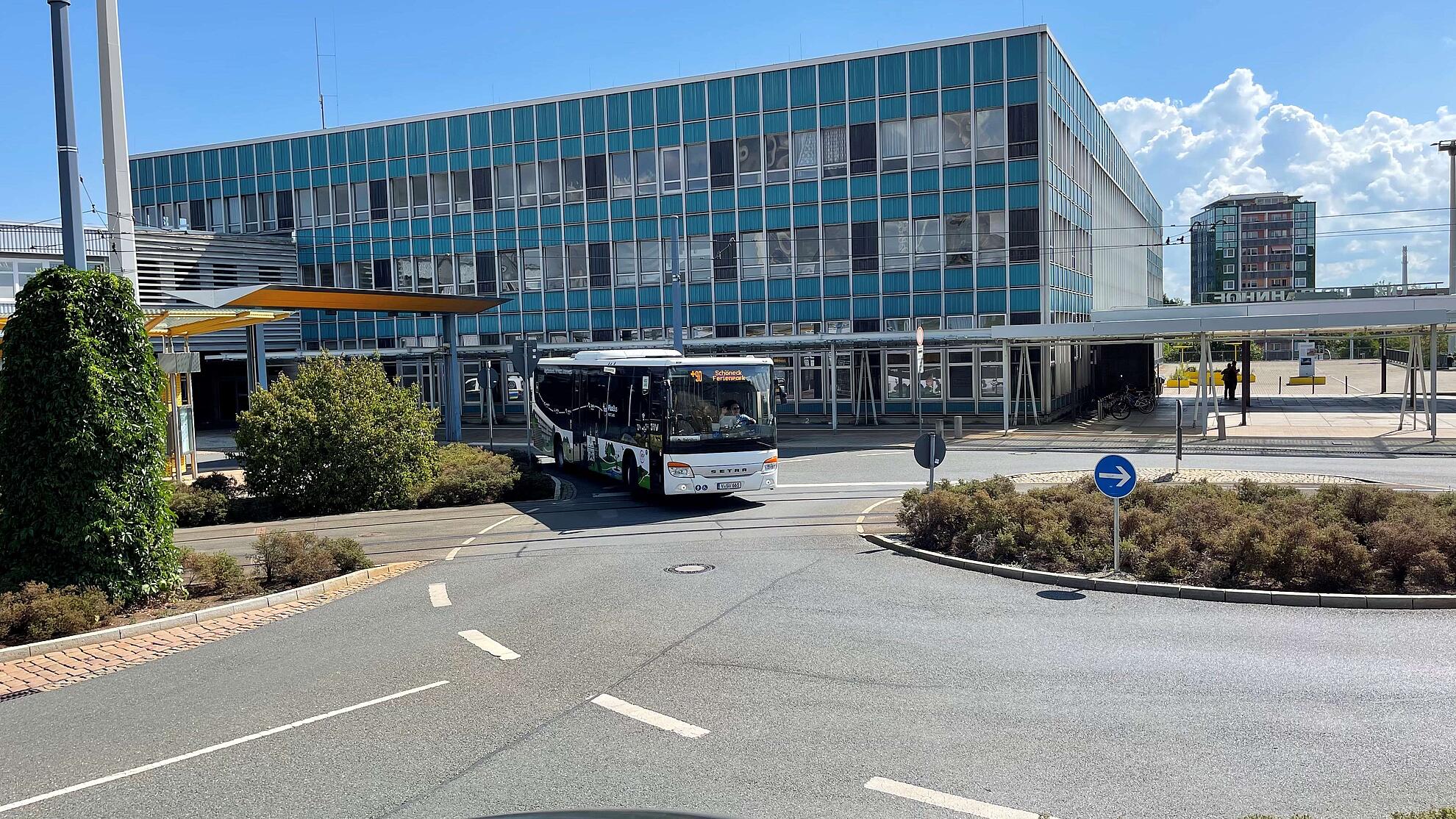 PlusBusse vernetzen spitzenmäßig die Fabrik der Fäden