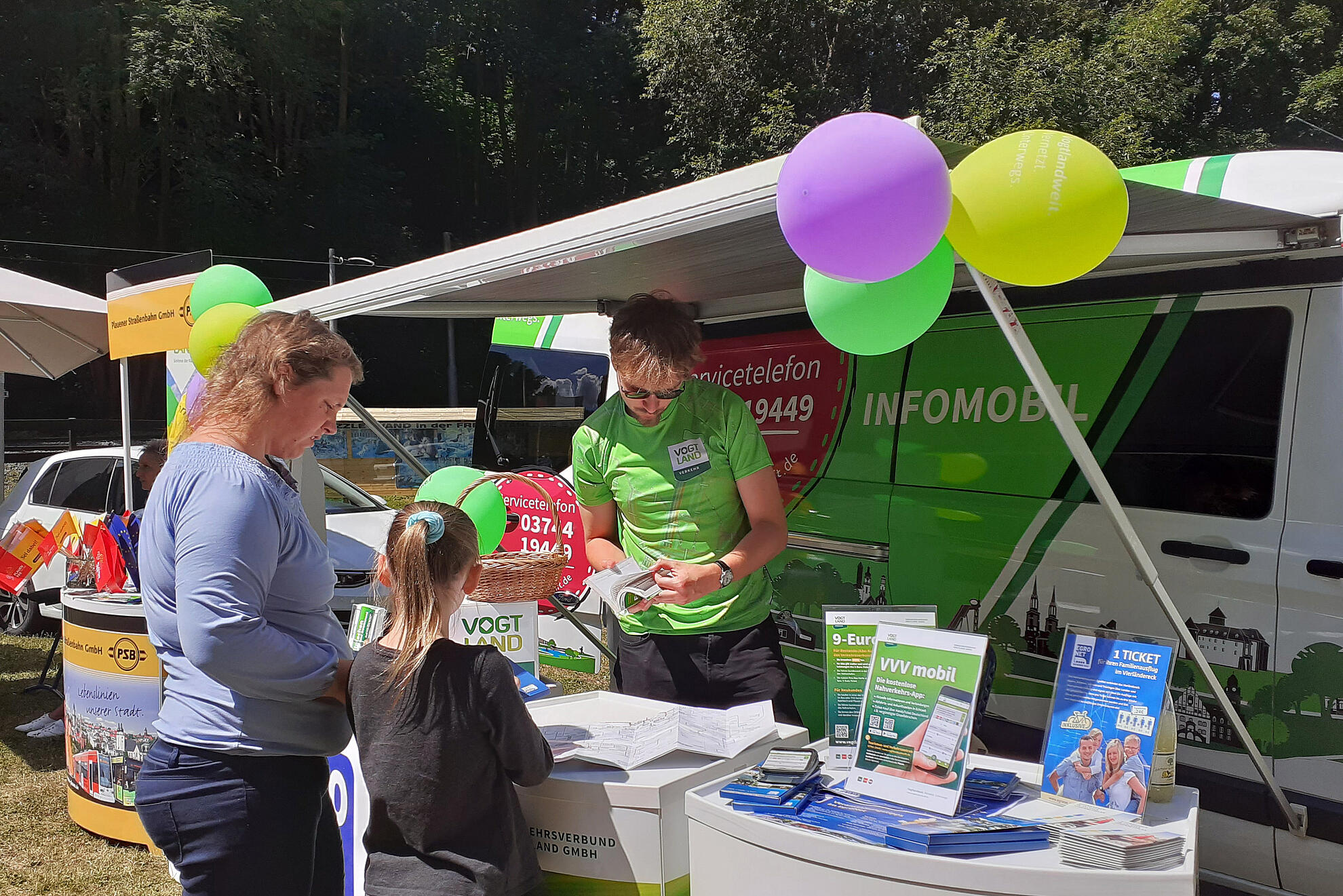 Mitarbeiter des Verkehrsverbundes informieren über den ÖPNV im Vogtland und darüber hinaus.