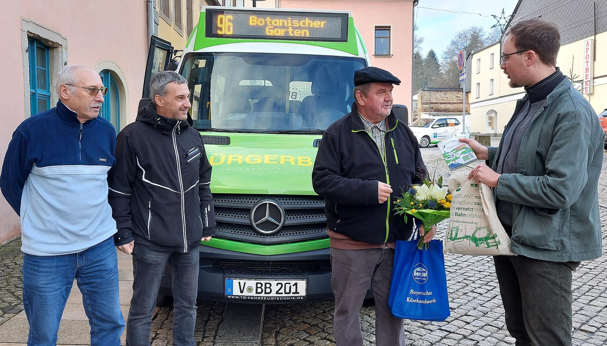 Bürgerbusfahrer Lothar Röder, der Adorfer Bürgermeister Rico Schmidt, Bernd Ritter als 75.000er Fahrgast des Bürgerbus Vogtland e.V. sowie Projektbegleiter Leif Irmscher vom Verkehrsverbund Vogtland.
