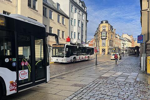 Zwei Busse fahren an der Haltestelle Roßplatz ein