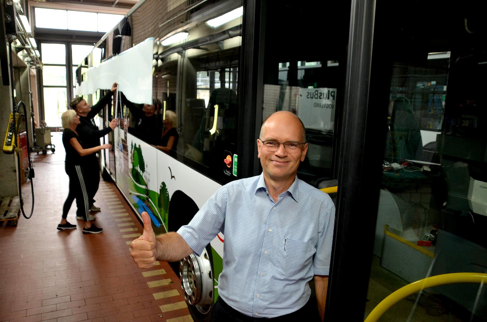 VGV-Geschäftsführer Thomas Schwui schickt mit Schuljahresbeginn einen Gelenkbus in den PlusBus-Linienverkehr des Göltzschtals.