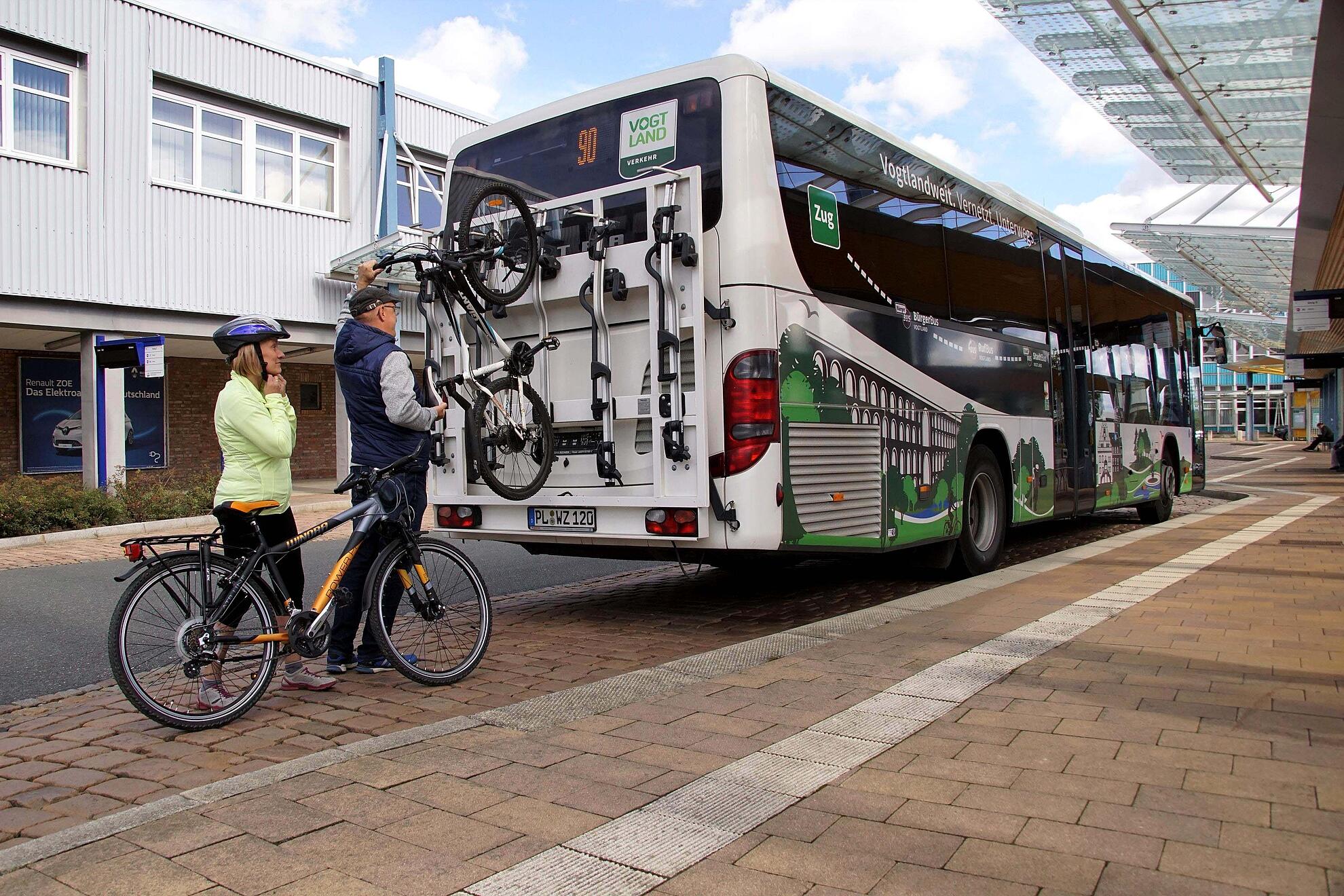 Die Fahrradheckträger werden auf den PlusBus-Linien 20, 30, 90 und auf den beiden TaktBus-Linien 92 und 93 bis zum Reformationstag zum Einsatz kommen.