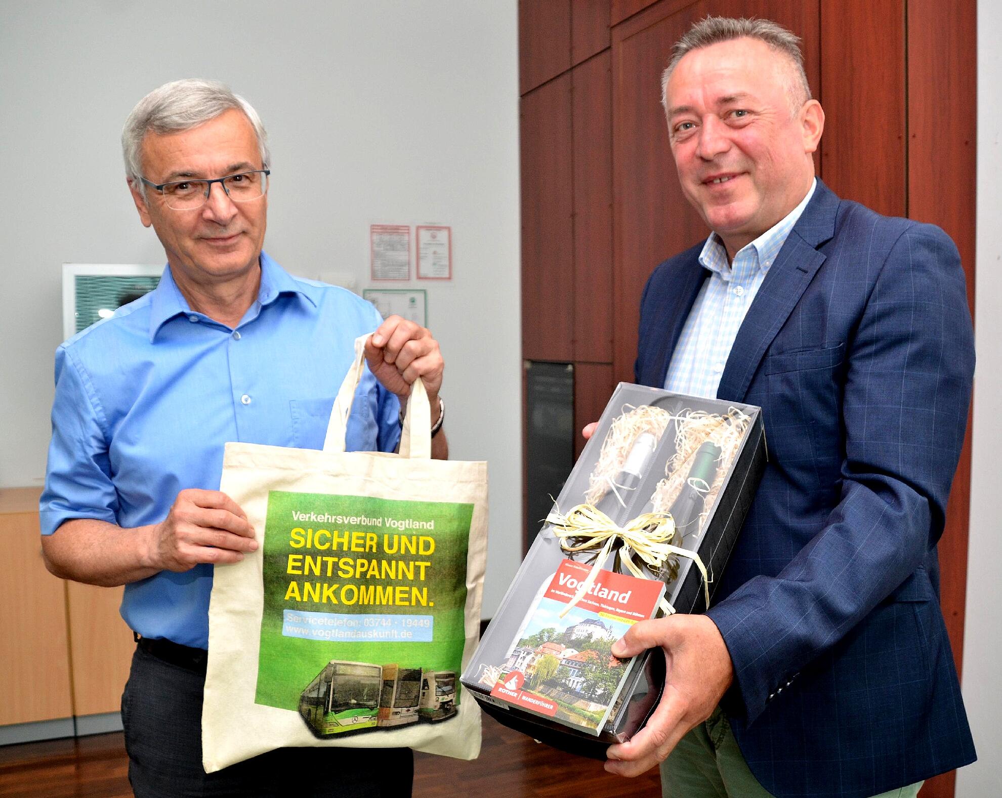 Landrat Rolf Keil (links) hat als Vorsitzender des Zweckverbandes ÖPNV Vogtland den scheidenden Plauener Oberbürgermeister aus der Funktion des stellvertretenden Vorsitzenden verabschiedet. Foto: ZV ÖPNV Vogtland