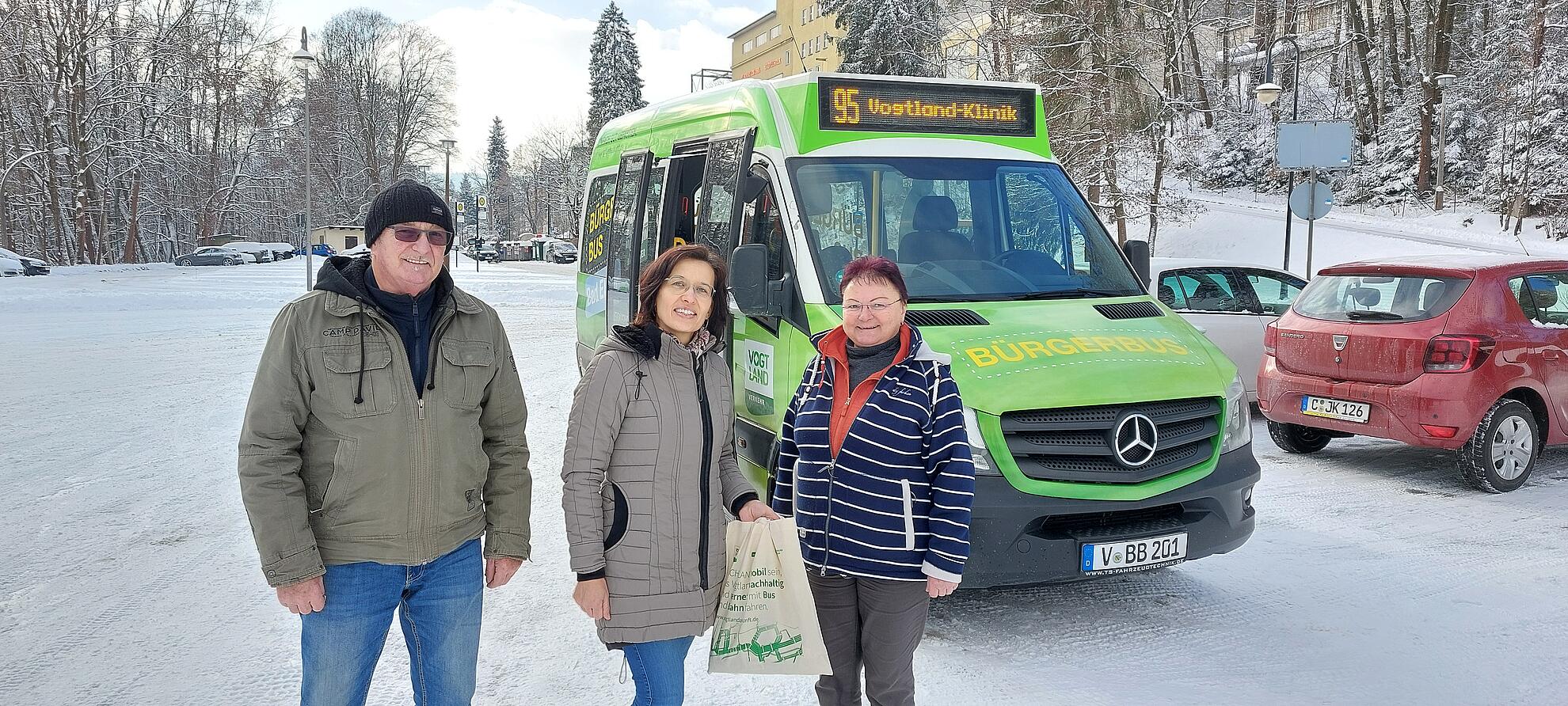 Die neue BürgerBus-Fahrerin Sabine Seidel (blaue Jacke) wurde von Monja Heinrich im Namen des Verkehrsverbundes Vogtland sowie Fahrerkollege Joachim Hendel herzlich begrüßt.