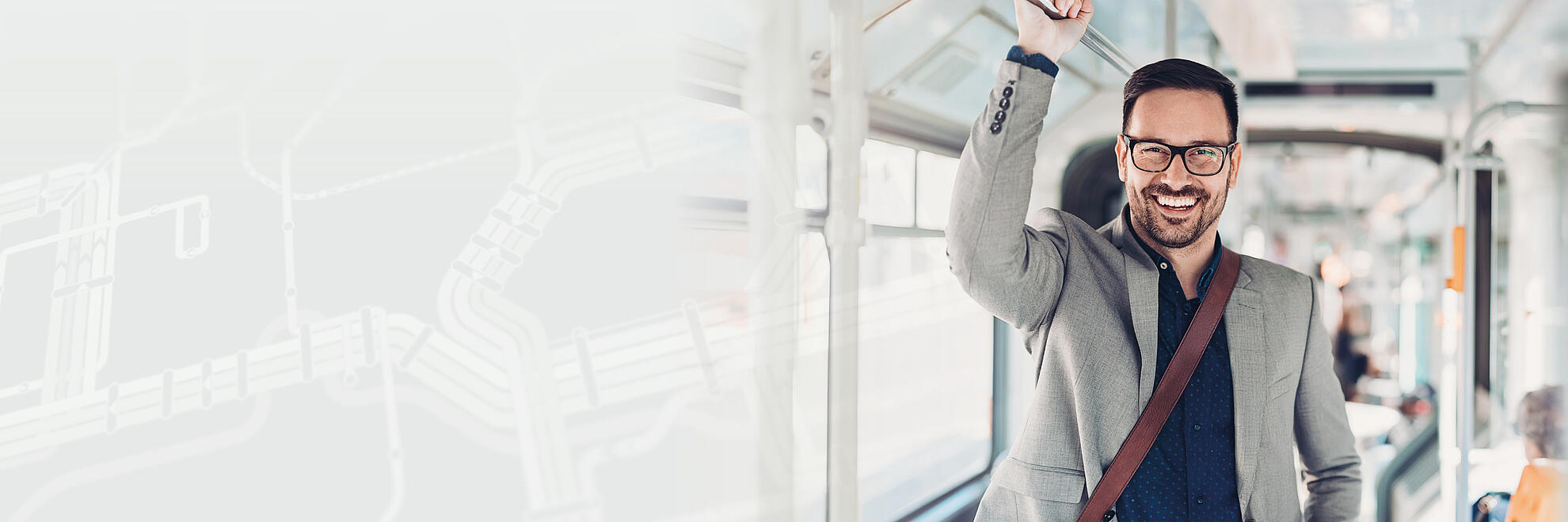 Mann sitzt im Bus und schaut aus dem Fenster