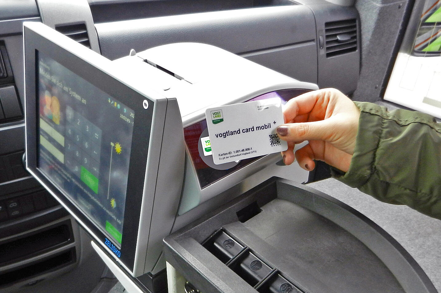 Bezahlung im Bus mit der Chipkarte vogtland card mobil 