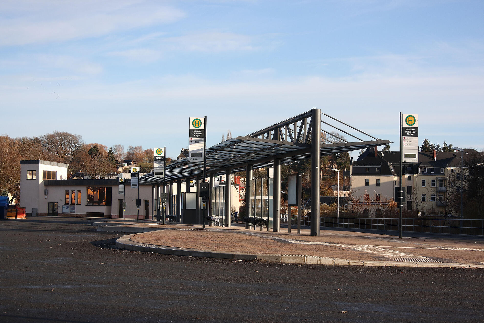 Der neue Rodewischer Busbahnhof mit seinen 8 Steigen.