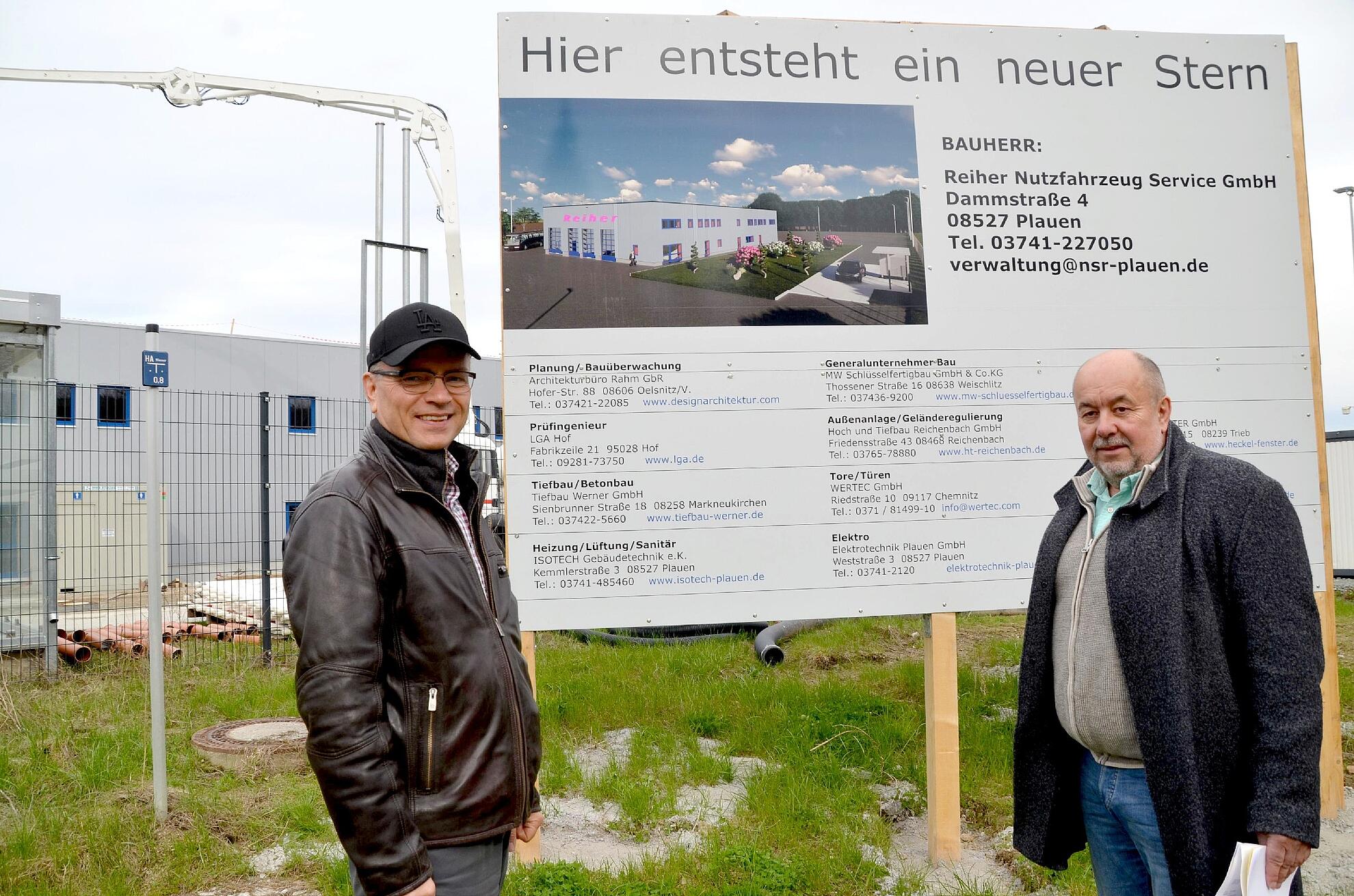 Als Investor und Geschäftsführer der Nutzfahrzeuge-Service Reiher GmbH hat Gunter Reiher (links) zusammen mit Geschäftsführer Thomas Schwui (rechts) von der Verkehrsgesellschaft Vogtland mbH den Baufortschritt gelobt. Fotos: Verkehrsverbund Vogtland