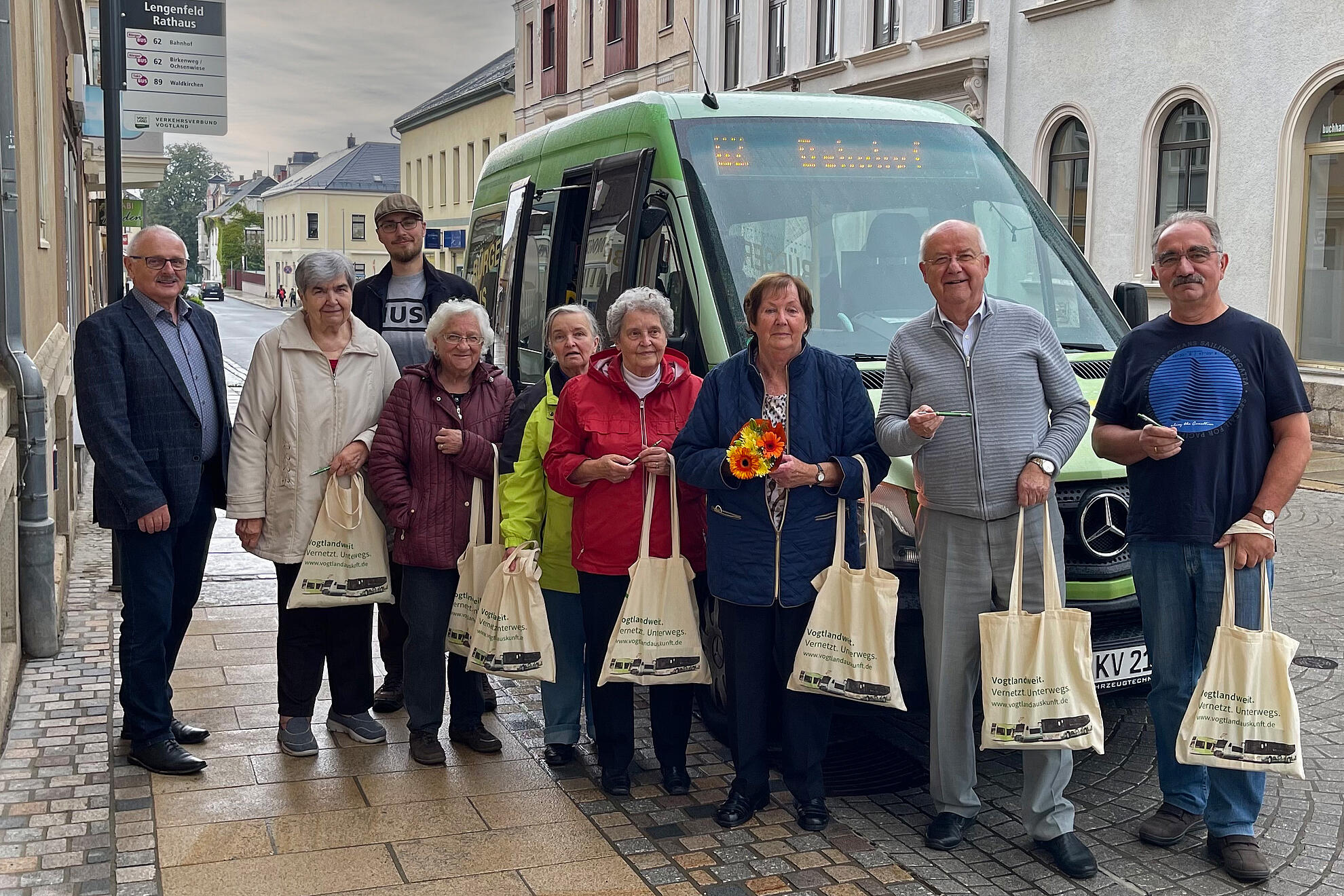 Fahrgäste vor einem BürgerBus in Lengenfeld