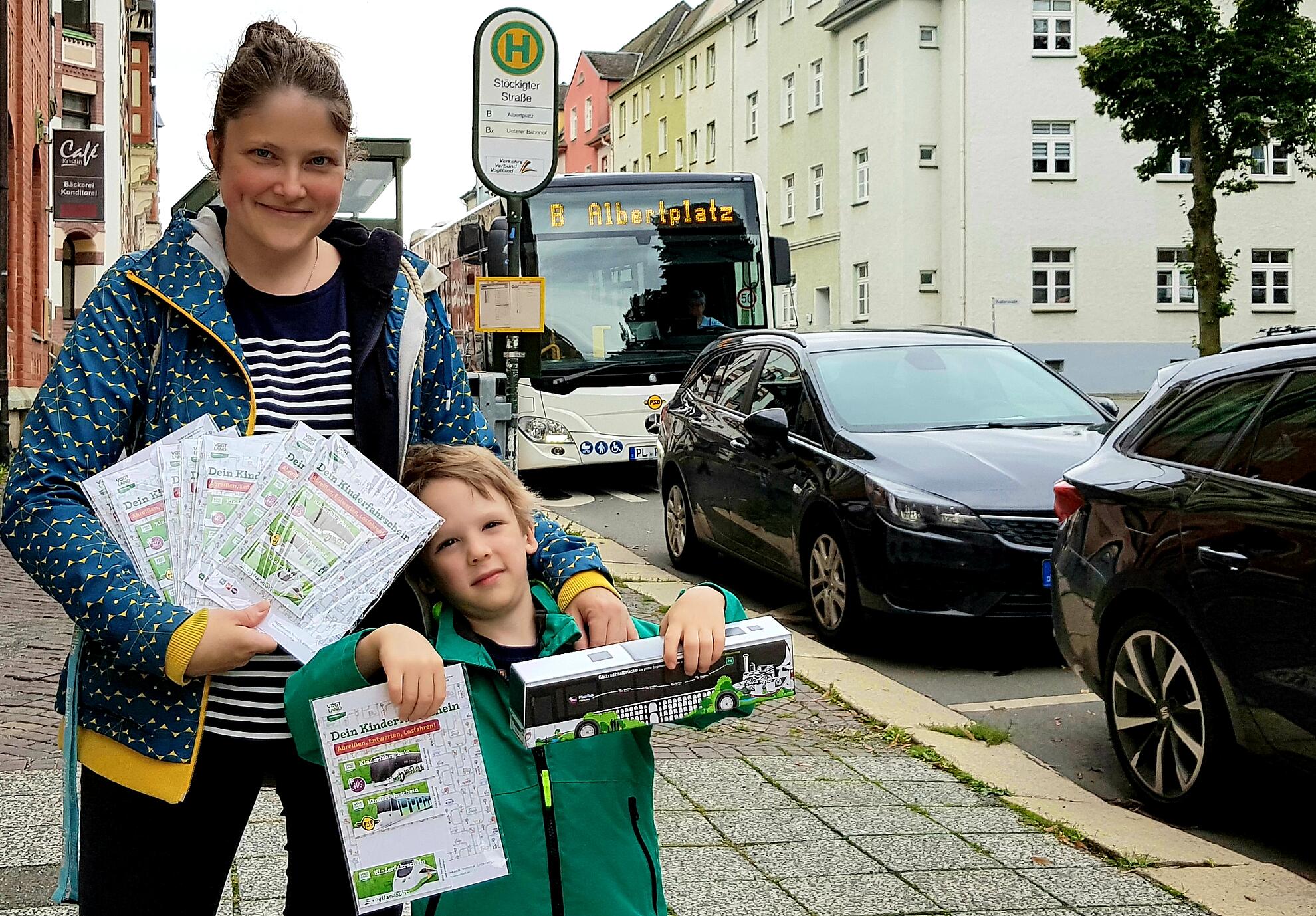 Der Kinderfahrschein für Bus, Bahn und Straßenbahn – ein Angebot für die kleinen Fahrgäste bis 6 Jahre. Auch der kleine Kalle und Mama Anja haben sich über die Bus-Bastelbögen und die Kinderfahrscheine gefreut.