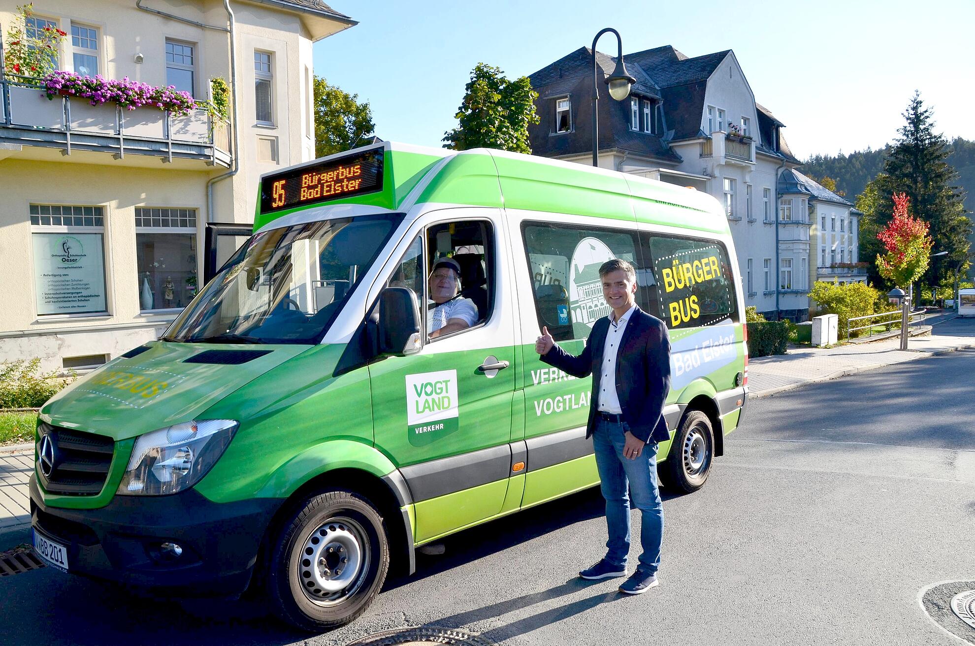 In Bad Elster auf Achse! Bürgermeister Olaf Schlott ist zugleich Vorsitzender des Bürgerbus-Vorstandes im Vogtland. Foto: Verkehrsverbund Vogtland (Archiv)