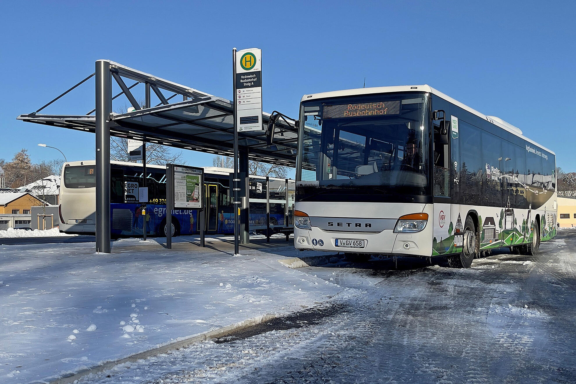Erste Busse fahren den neuen Rodewischer Busbahnhof an.