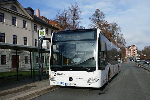 StadtBus Auerbach steht an der Haltestelle Gartenhaus