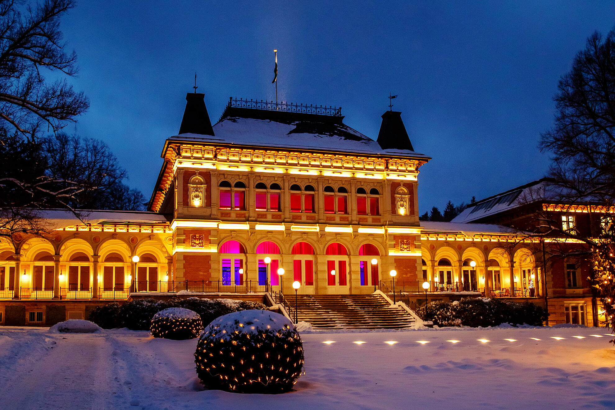 Das Königliche Kurhaus Bad Elster erstrahlt im einztigartigen Lichtdesign.
