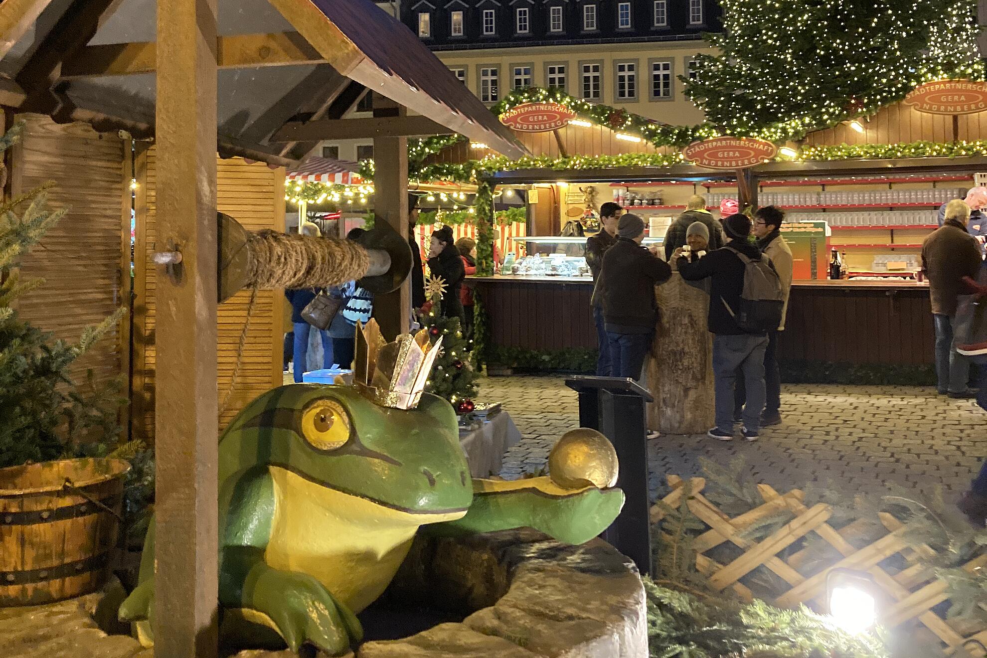 Die Figur des Froschkönig auf dem Märchenmarkt Gera
