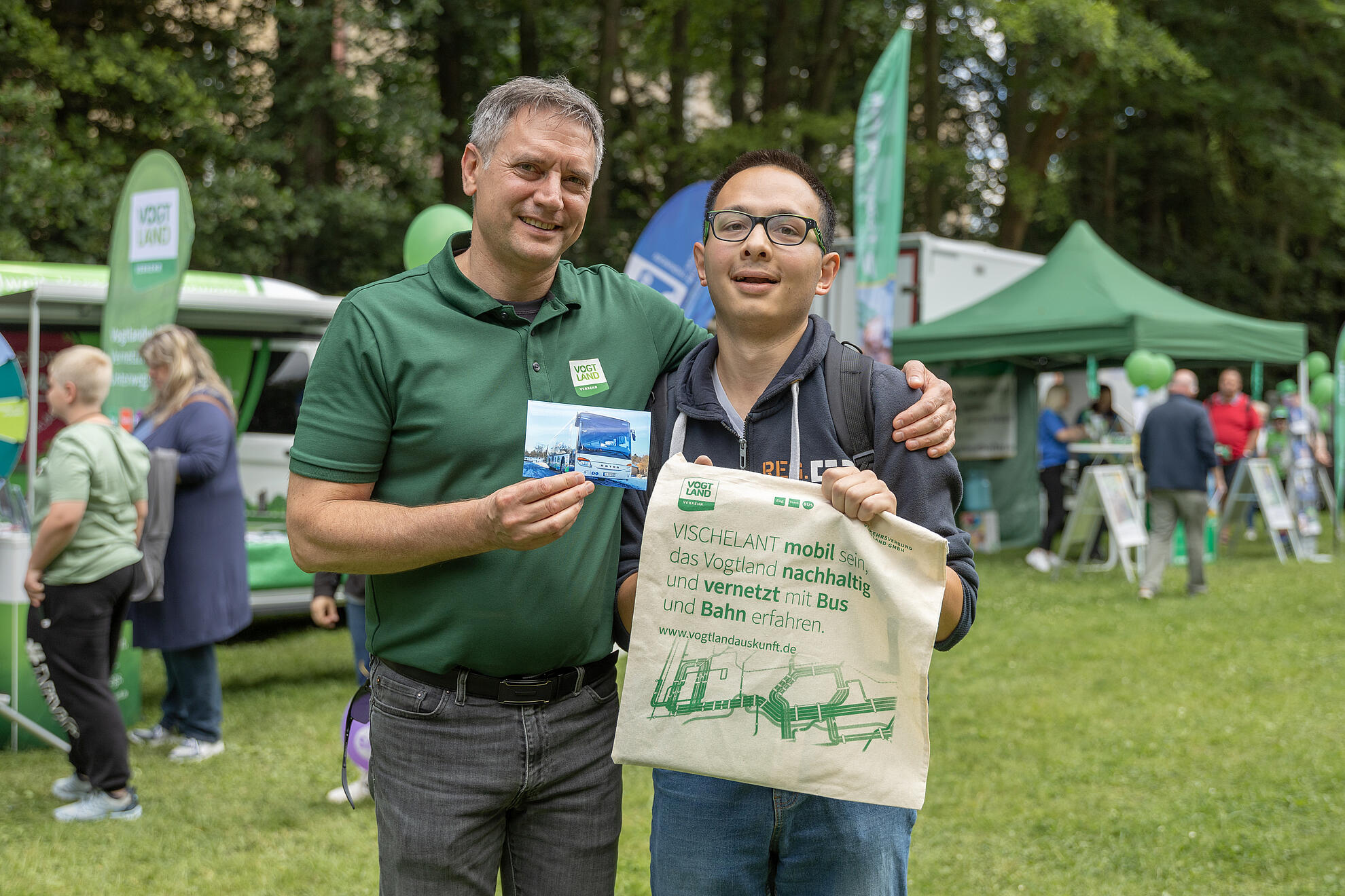 Geschäftsführer Herr Barth übergibt Albano ein Geschenk