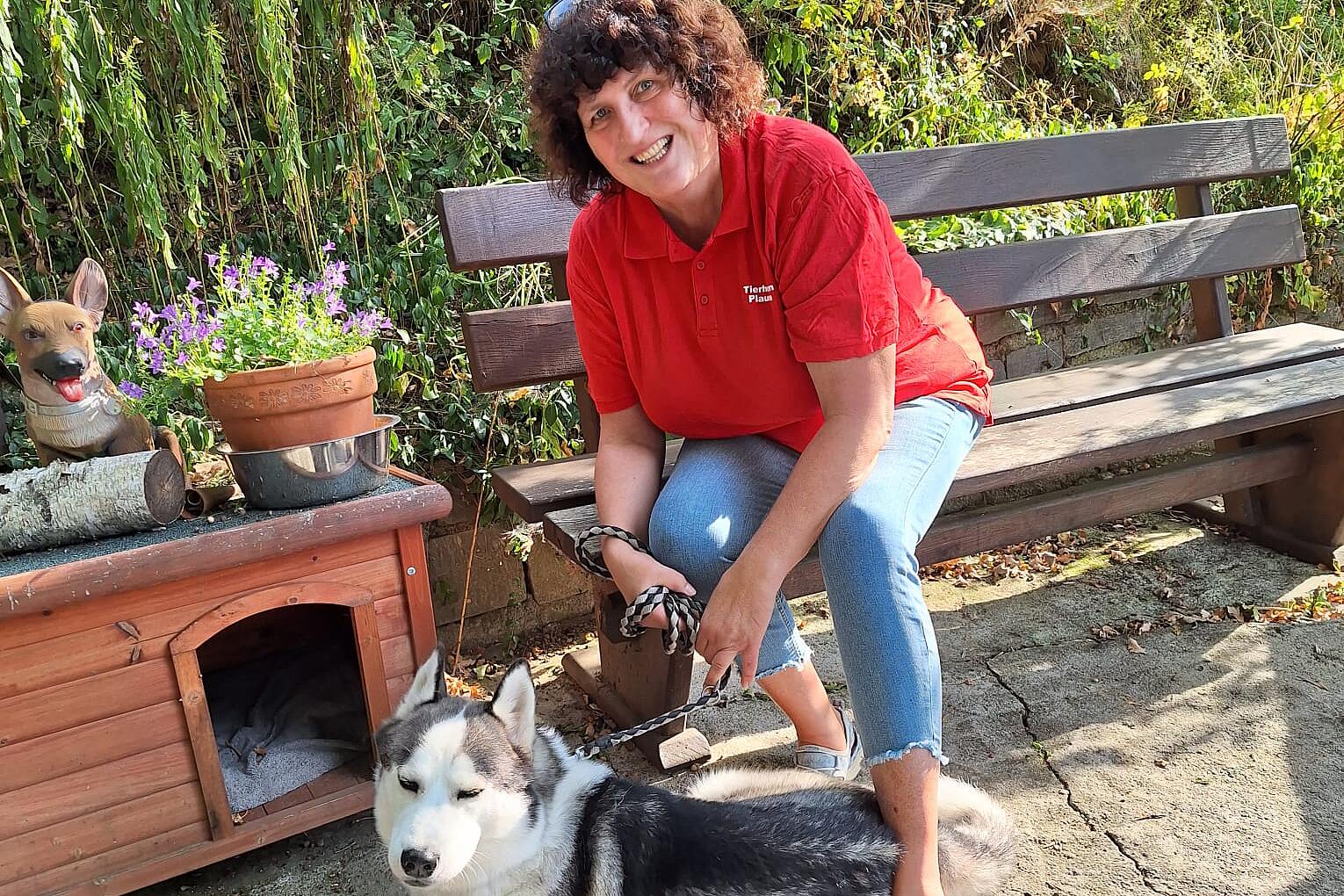 Angela Schutz, Vorsitzende des Tierheims am Kemmler Plauen mit Husky Pandy