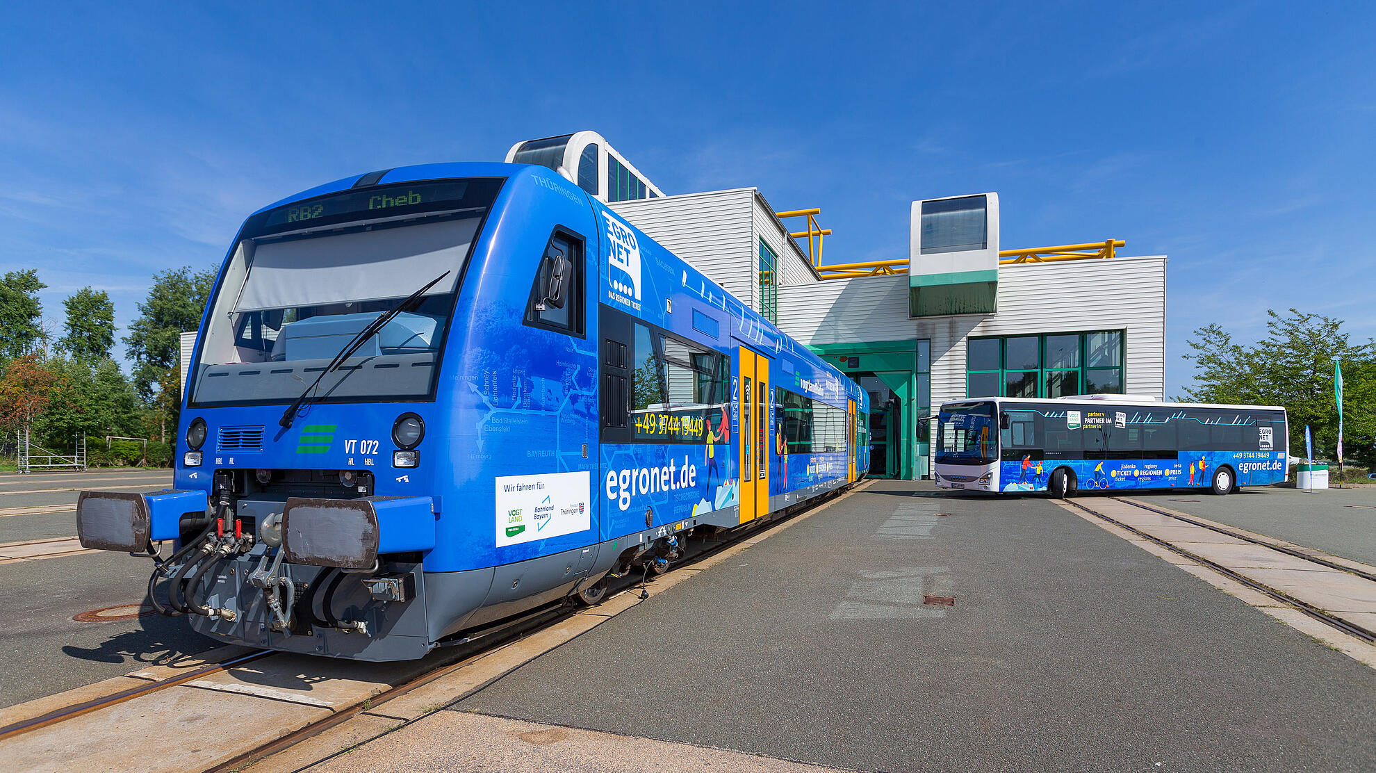 Außenansicht des kernsanierten RegioShuttle der vogtlandbahn.