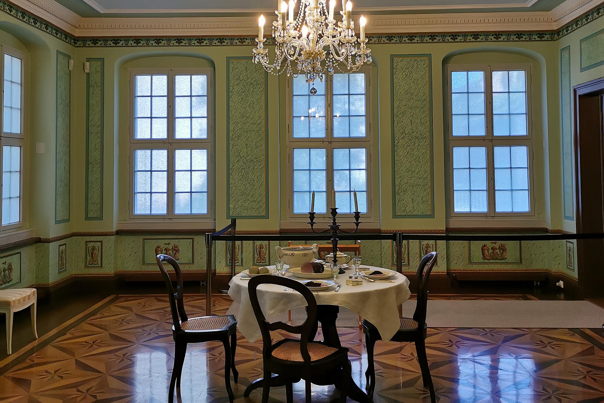 Blick in das Napoleonzimmer im Vogtlandmuseum mit originalgetreuem Mobiliar