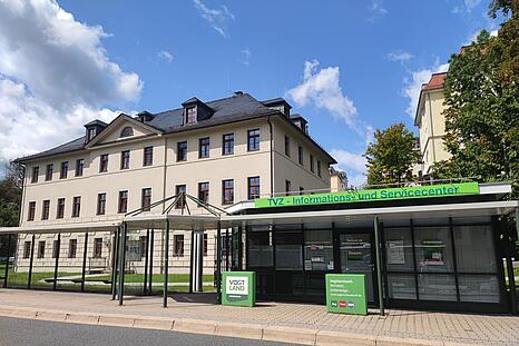 Geschäftsstelle VVV Auerbach an der Haltestelle Gartenhaus