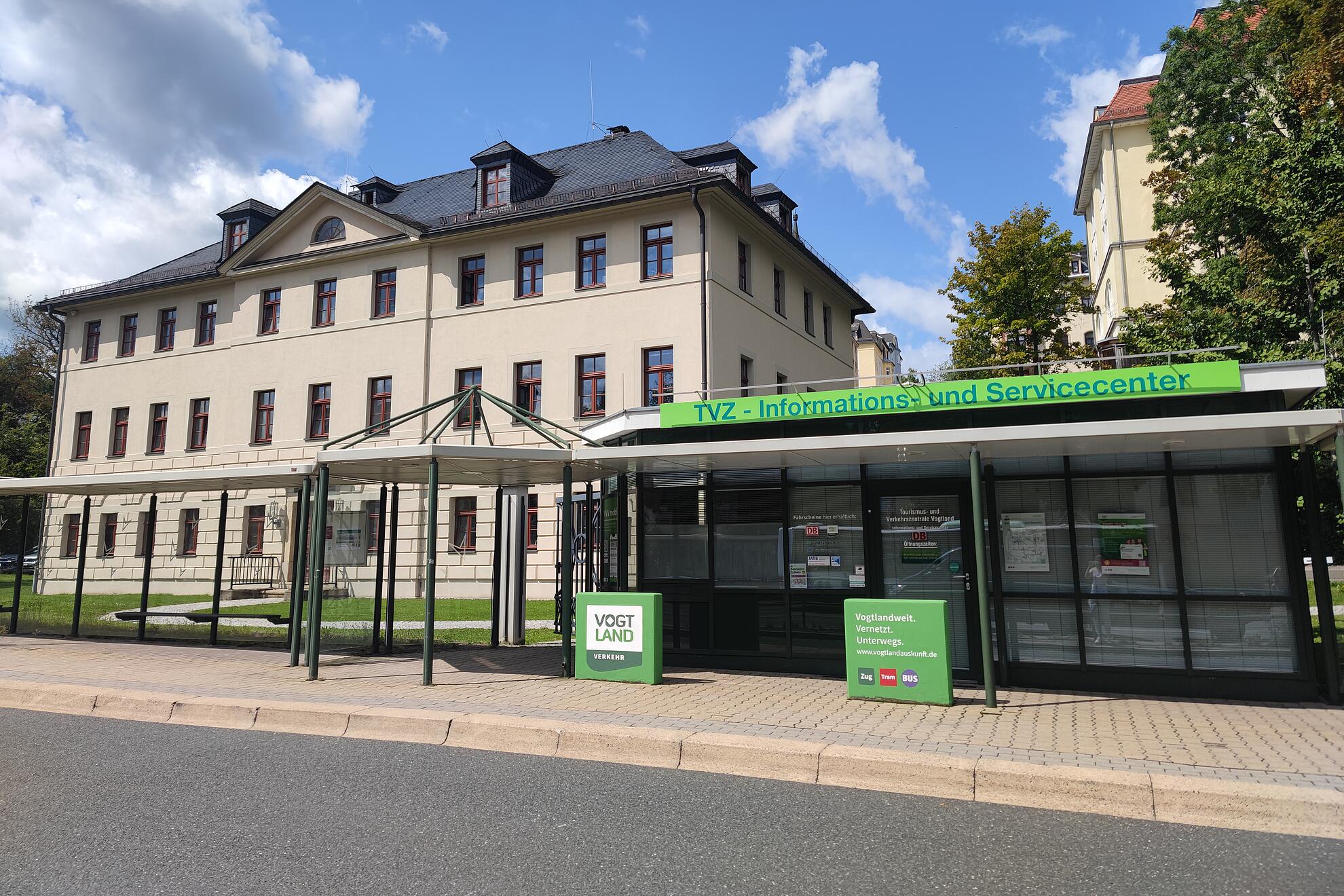 Geschäftsstelle VVV Auerbach an der Haltestelle Gartenhaus
