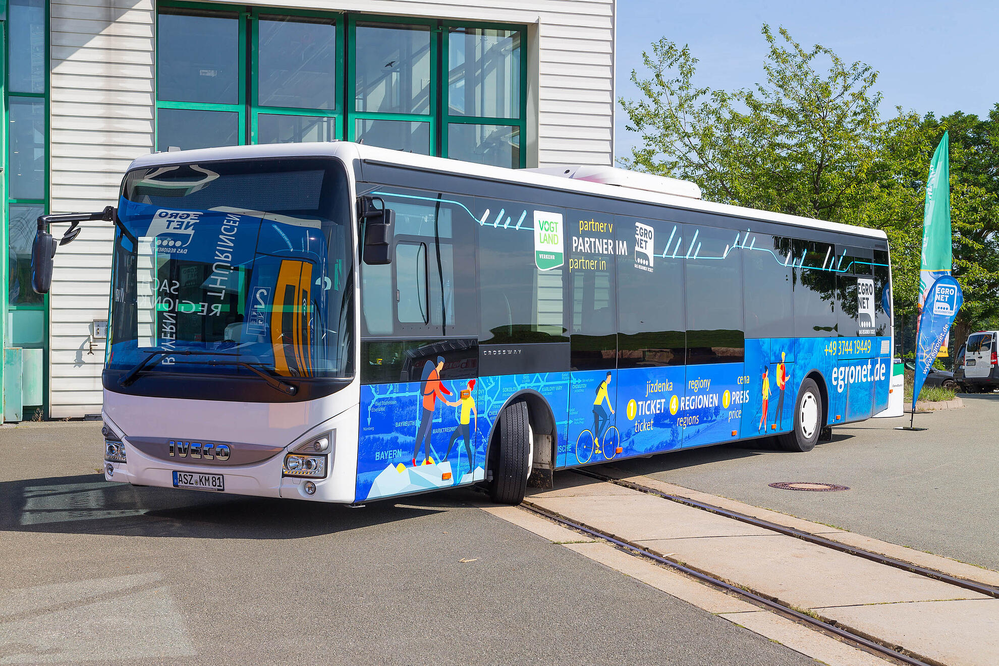 Außenansicht des TaktBusses im EgroNet-Design